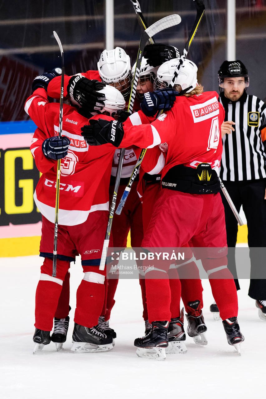 Östergötlands Albin Persson jublar med lagkamrater