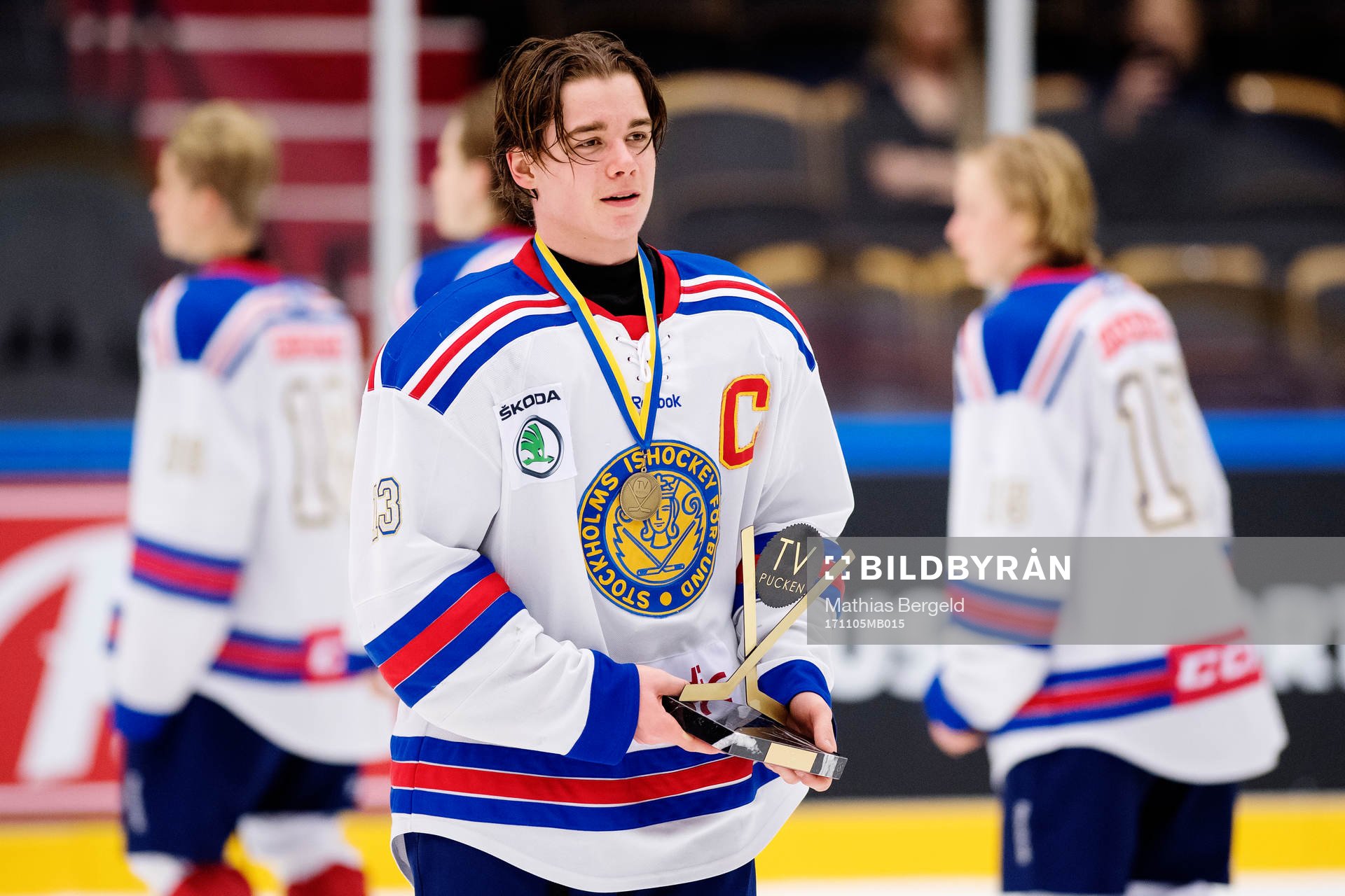 Stockholm Syds Alexander Holtz jublar med pokalen