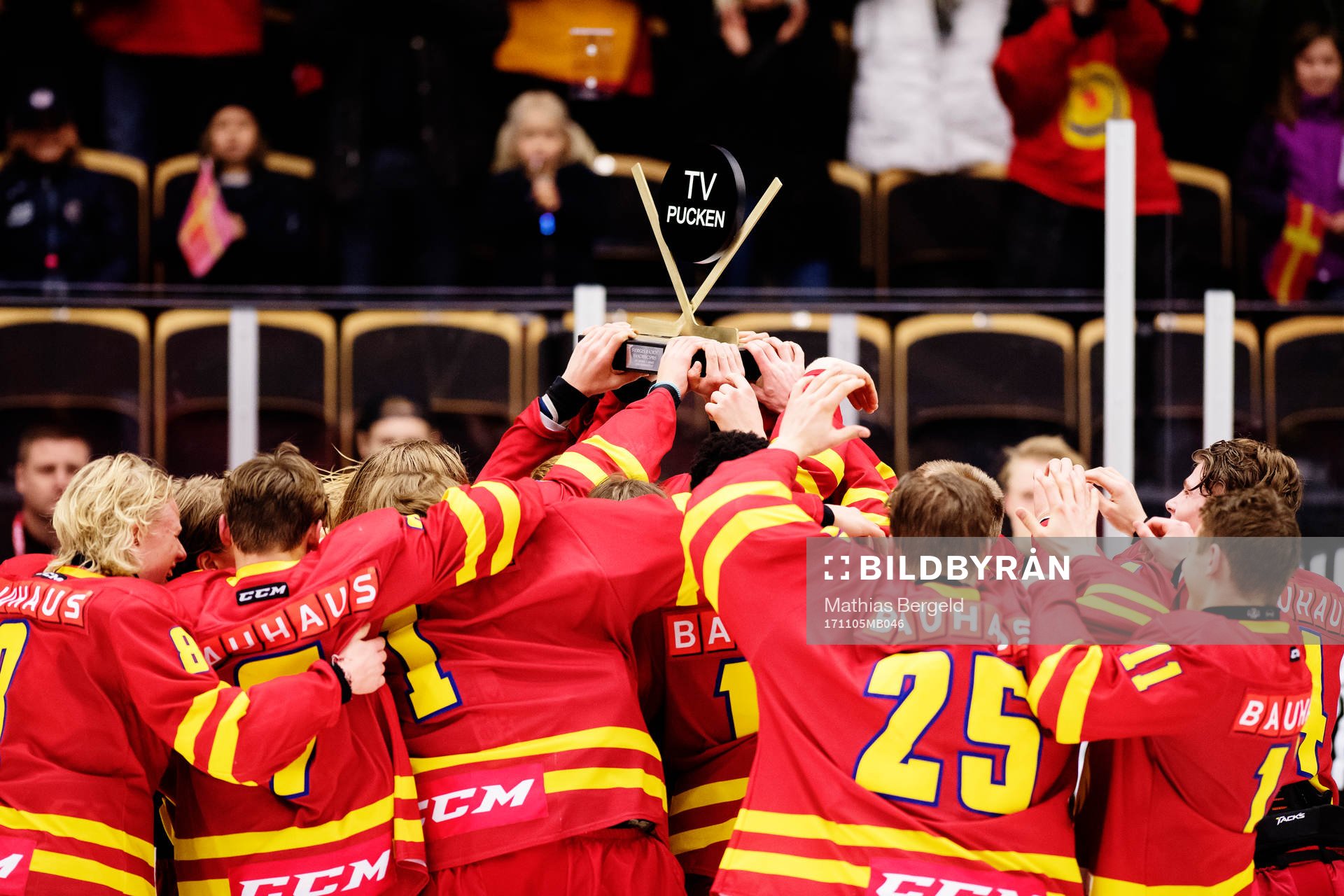 Skånes spelare jublar och lyfter pokalen