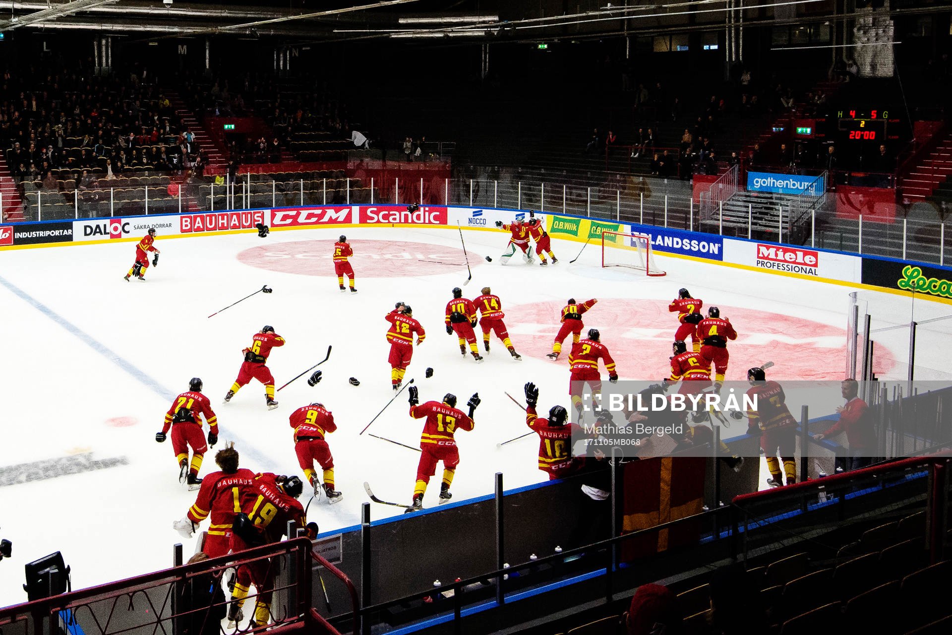 Skånes spelare åker ut på isen och jublar på