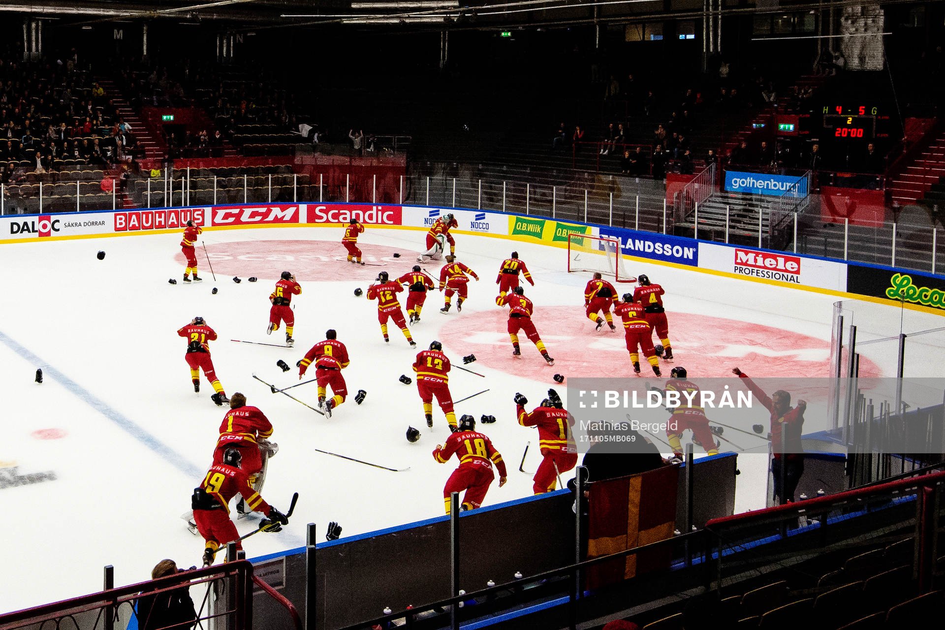 Skånes spelare åker ut på isen och jublar på