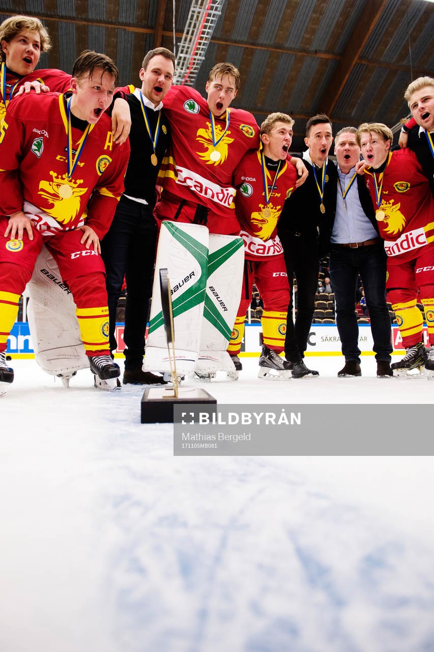 Skånes Oskar Magnusson och målvakt Calle Clang jublar med