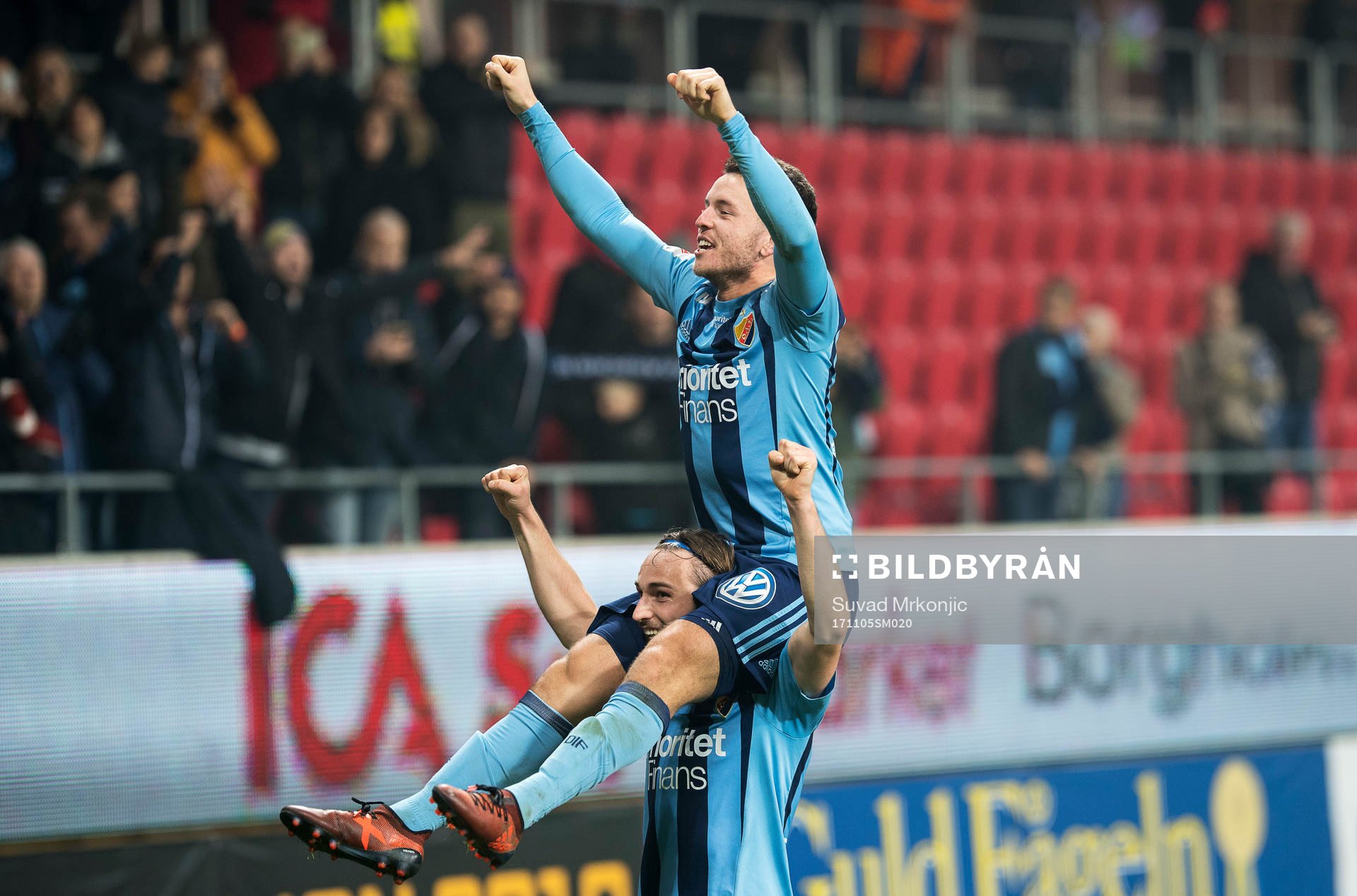 Djurgårdens Kerim Mrabti och Kevin Walker jublar