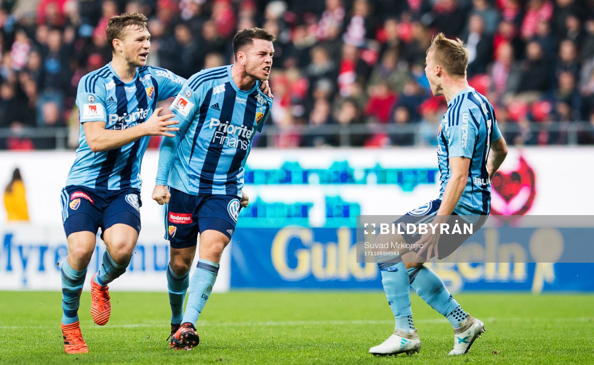 Djurgårdens Kerim Mrabti (mitten) jublar med lagkamrater