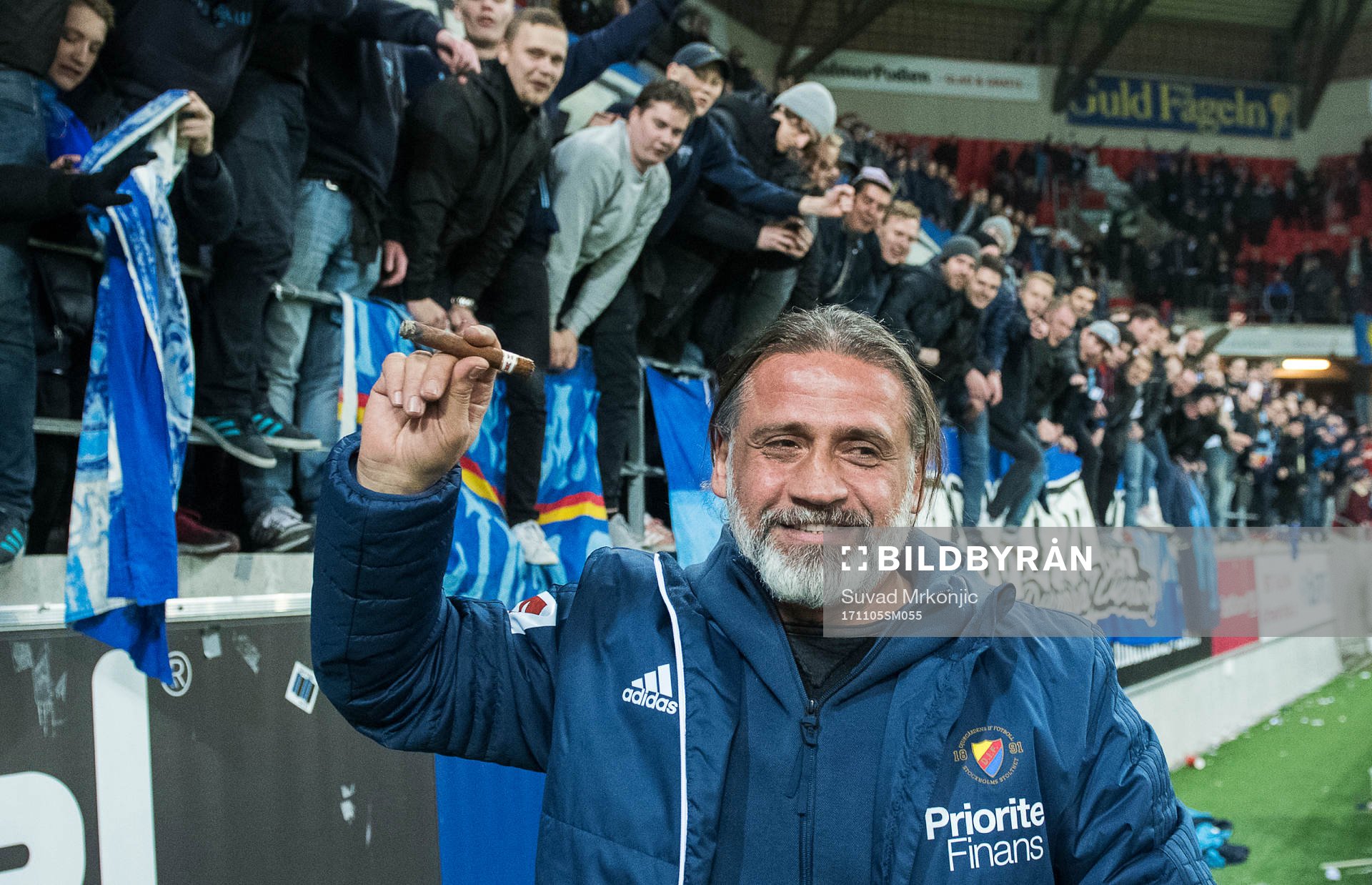 Djurgårdens tränare Özcan Melkemichel röker segercigarr