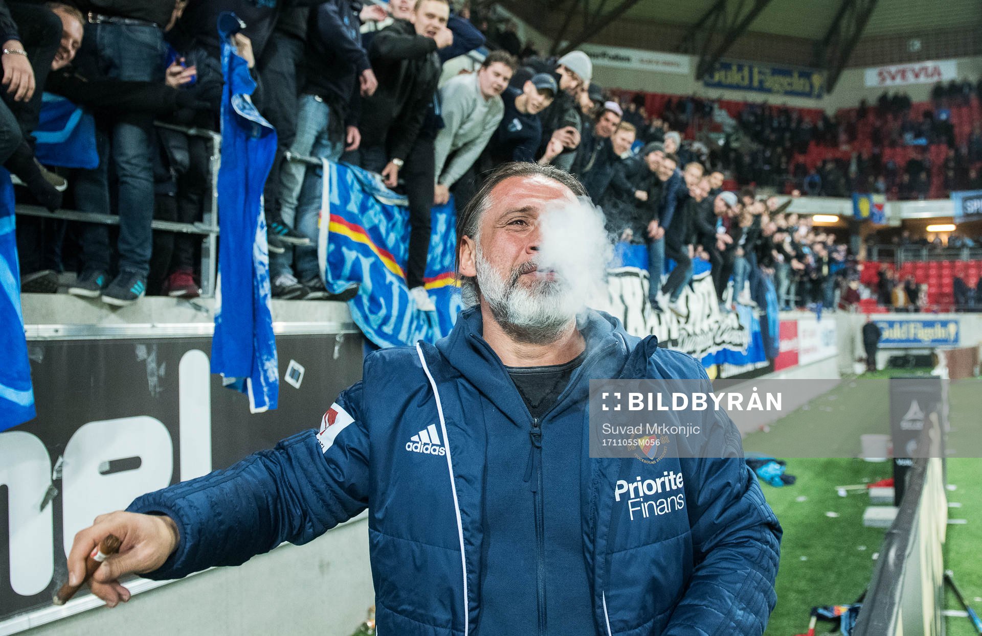 Djurgårdens tränare Özcan Melkemichel röker segercigarr