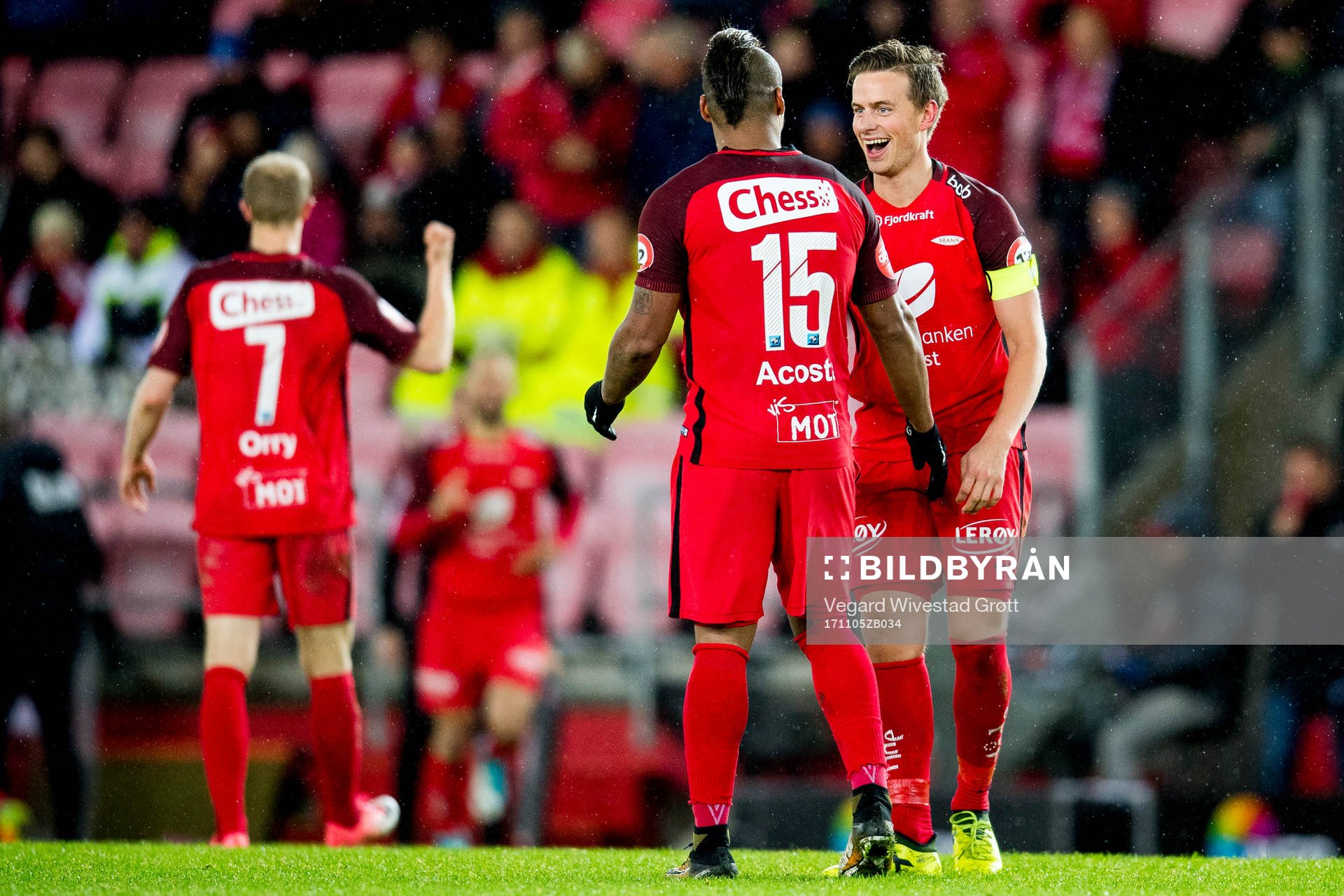 Jonas Grønner of Brann celebrates with teammate Bismar