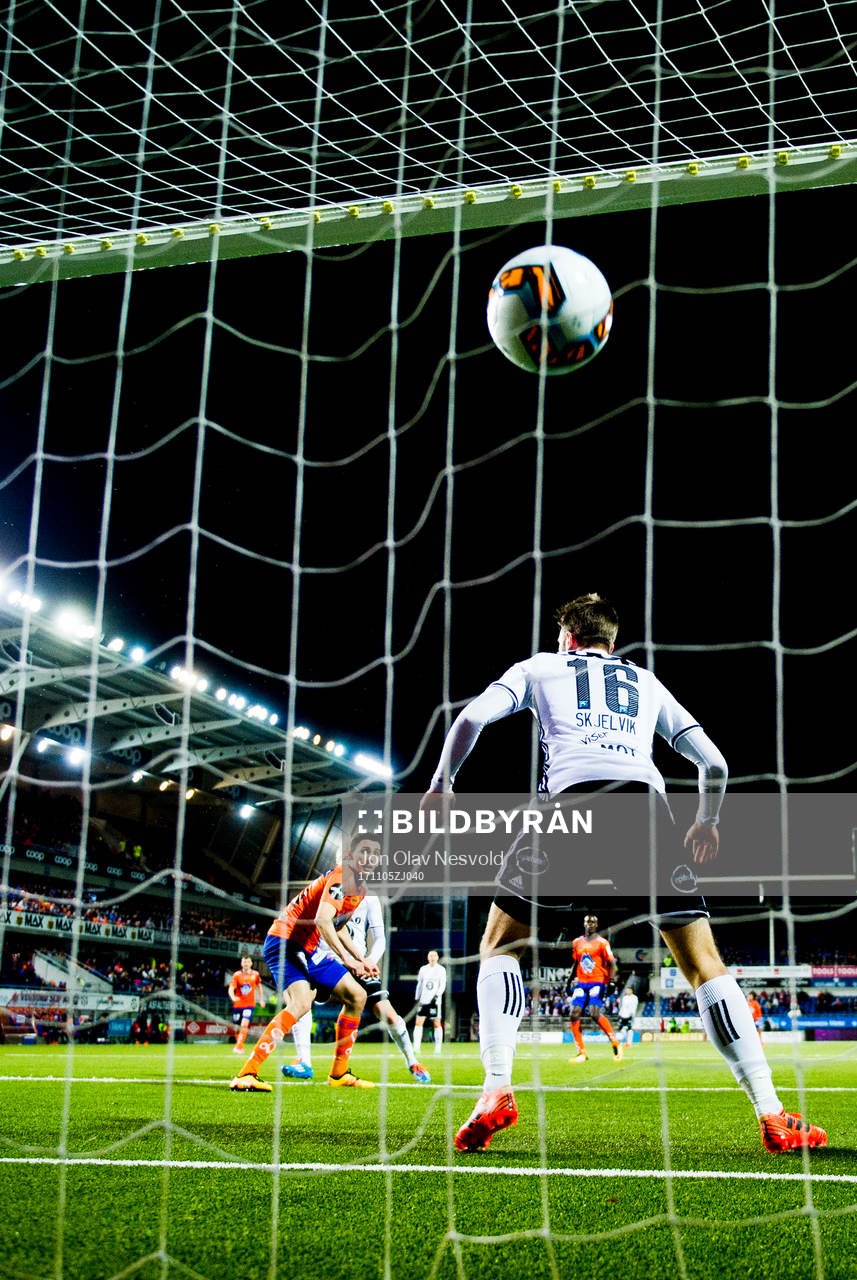 Mostafa Abdellaoue of Aalesund scores 1-1 behind Jørgen