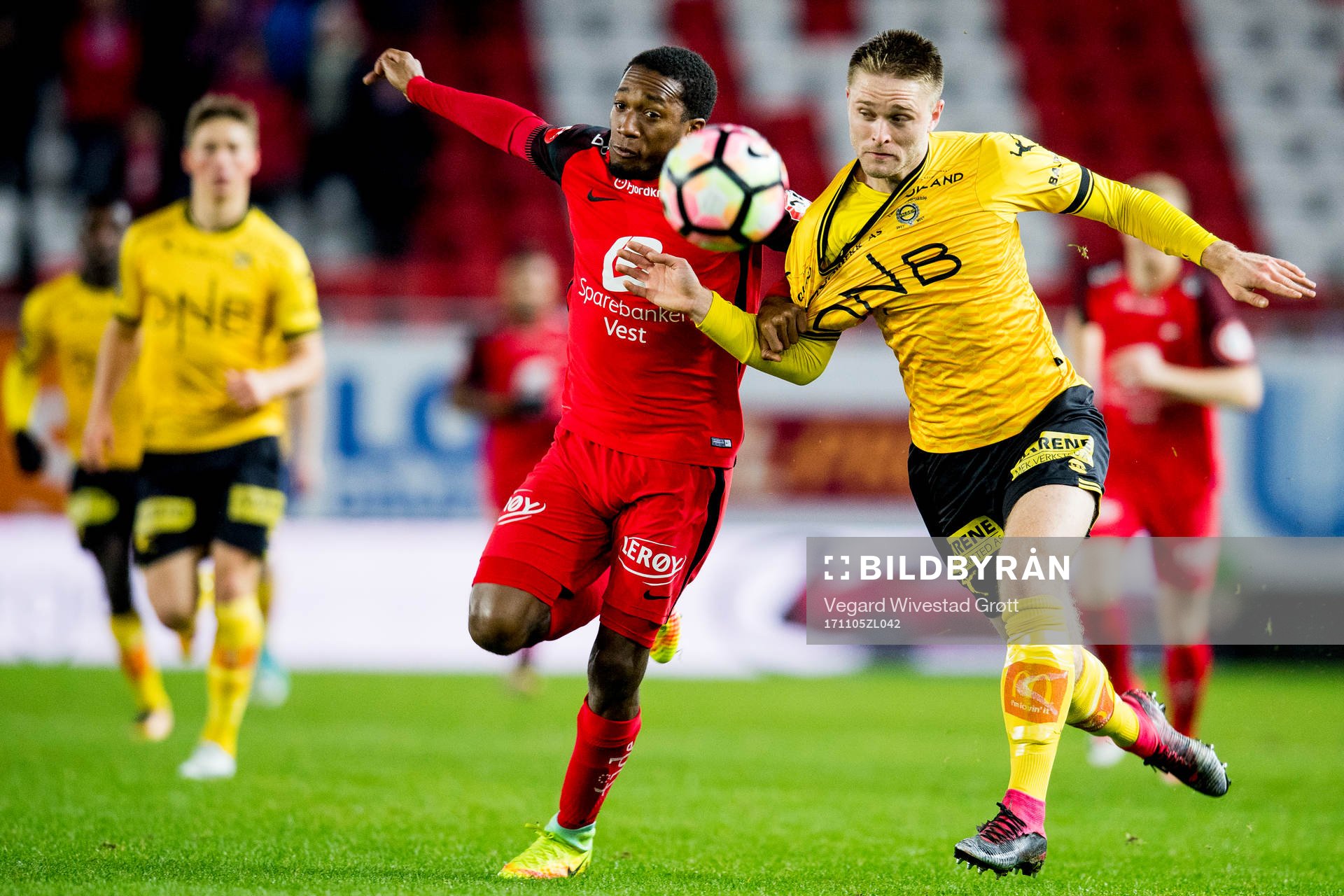 Ludcinio Marengo of Brann and Marius Amundsen of Lillestrøm
