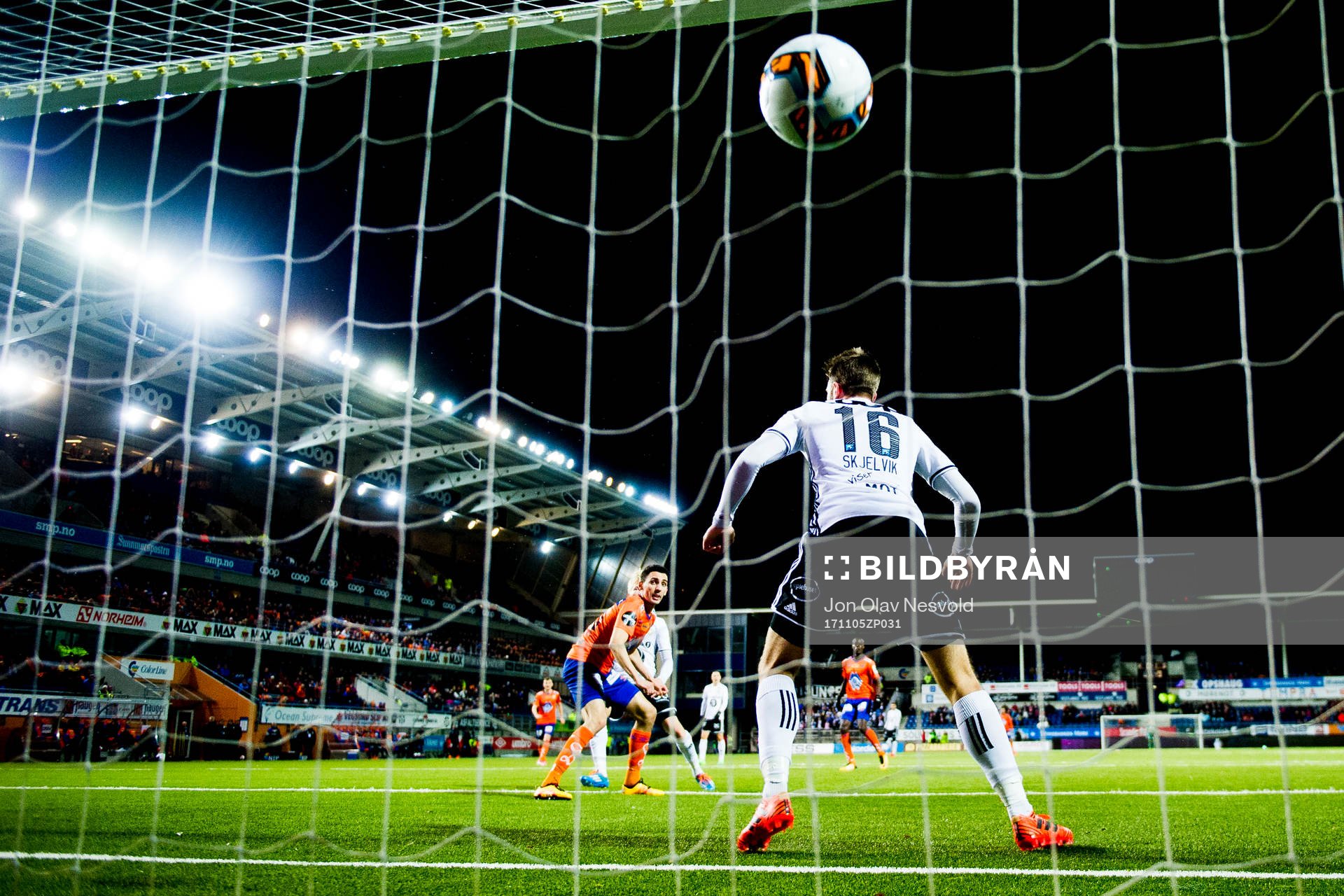 Mostafa Abdellaoue of Aalesund scores 1-1 behind Jørgen