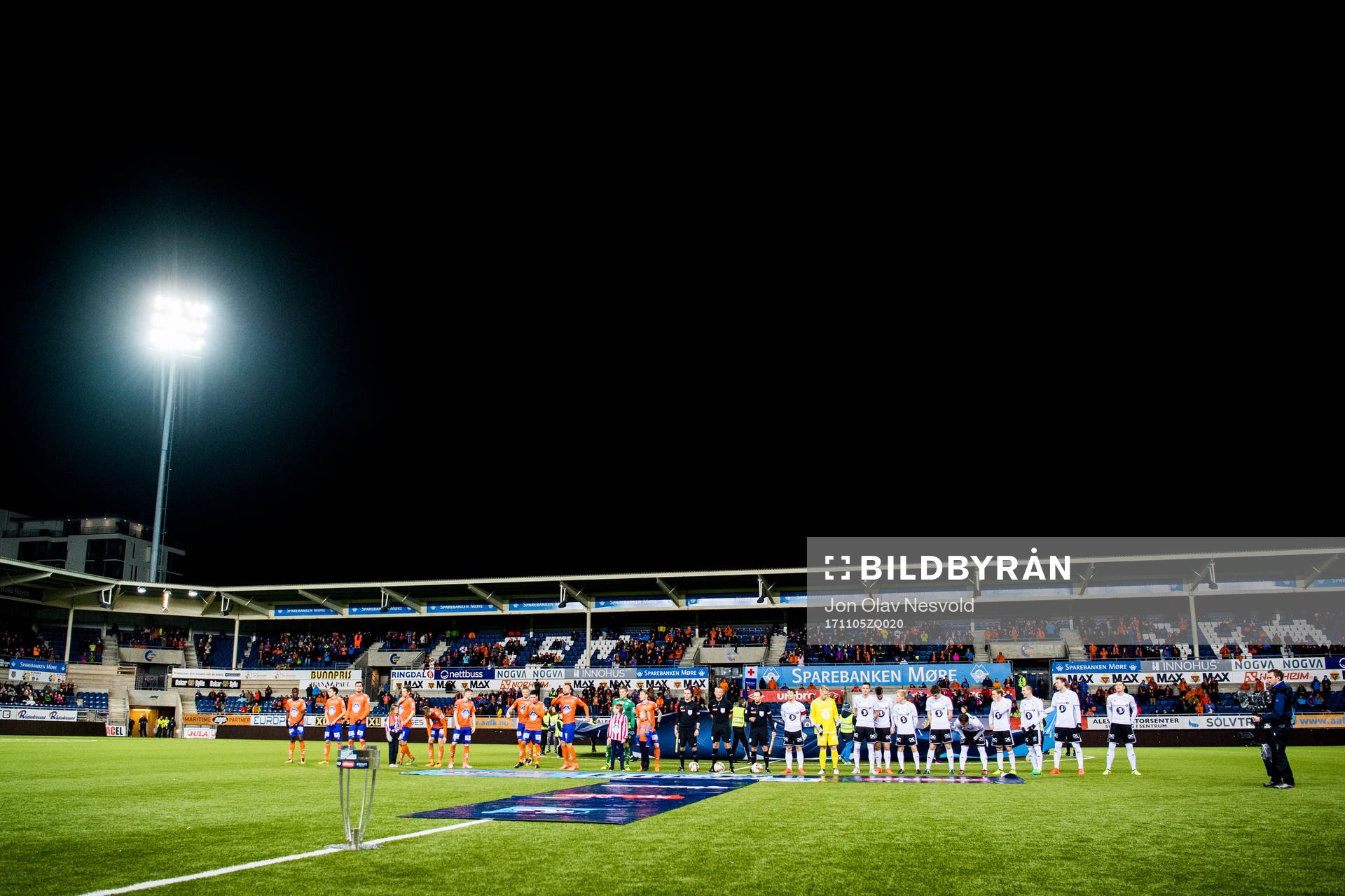 The teams line up