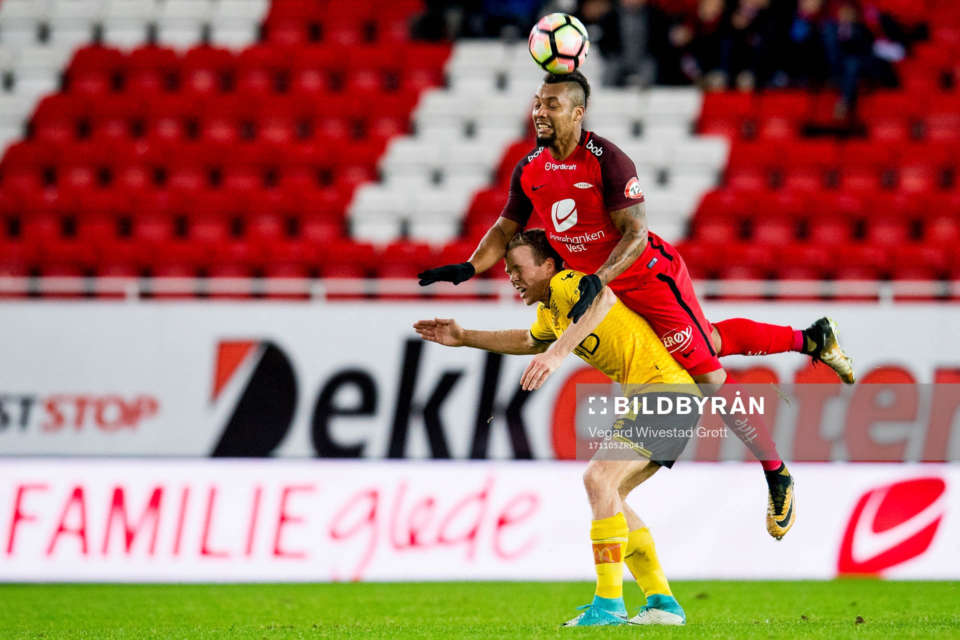 Erling Knudtzon of Lillestrøm and Bismar Acosta of Brann