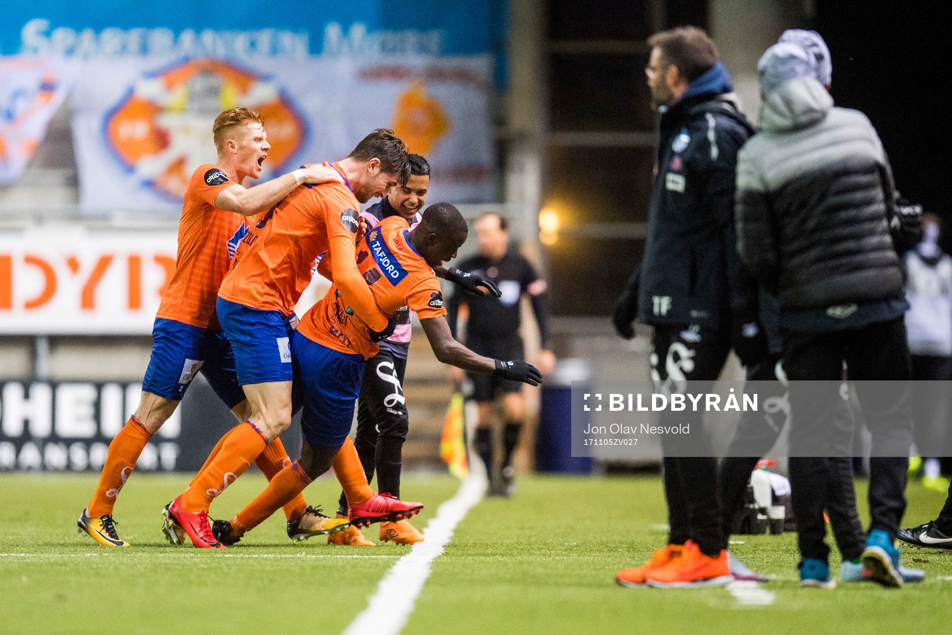 Edwin Gyasi celebrates 2-1 with his teammates