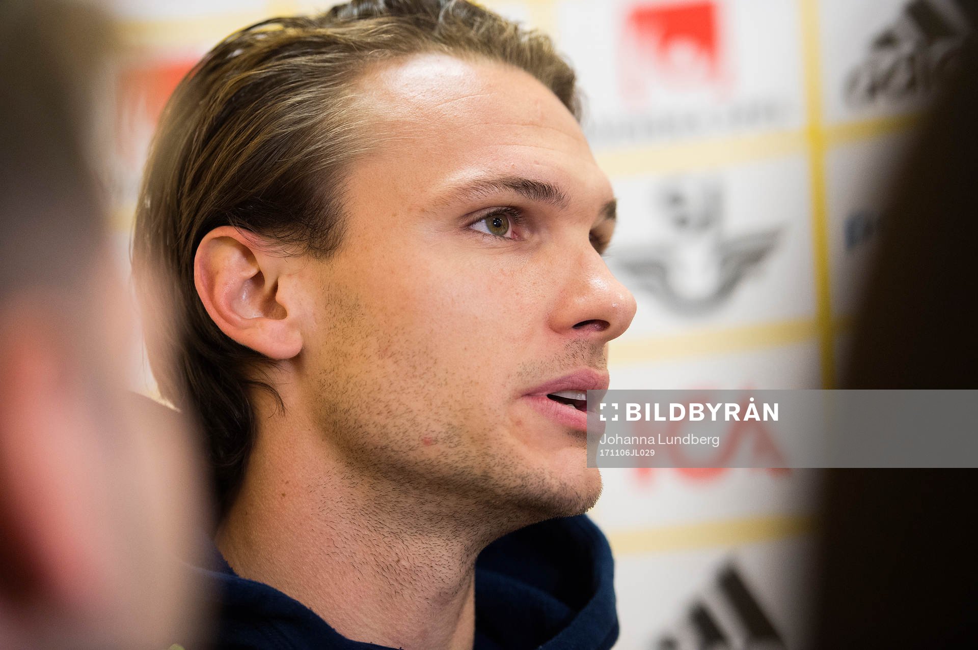 Albin Ekdal deltar i mixed zone