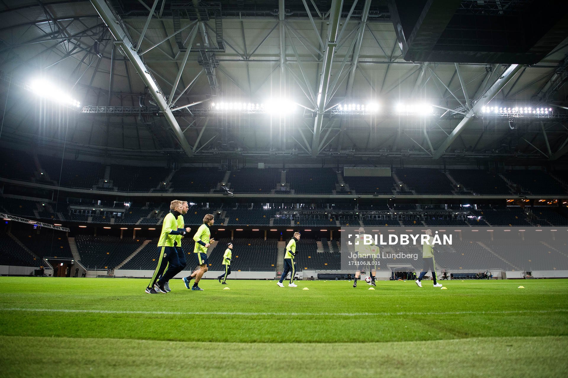 Spelarna värmer upp på Friends arena