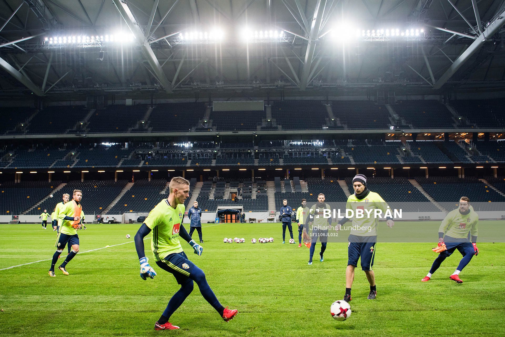 Robin Olsen, Victor Nilsson Lindelöf och Kristoffer Nordfeldt värmer upp på Friends Arena under Sveriges fotbollslandslags träning den 6 november 2017 i Stockholm.