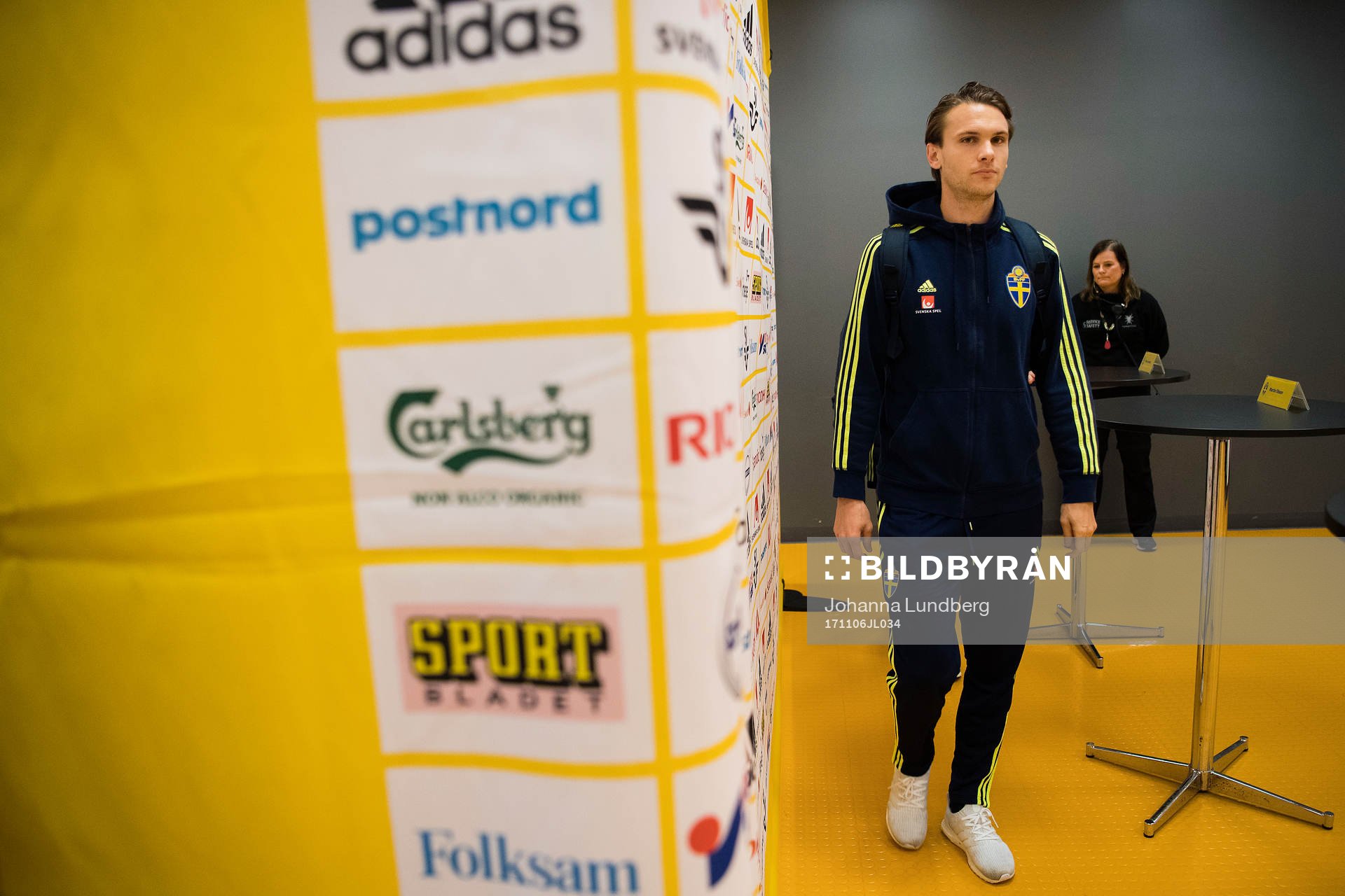 Albin Ekdal deltar i mixed zone