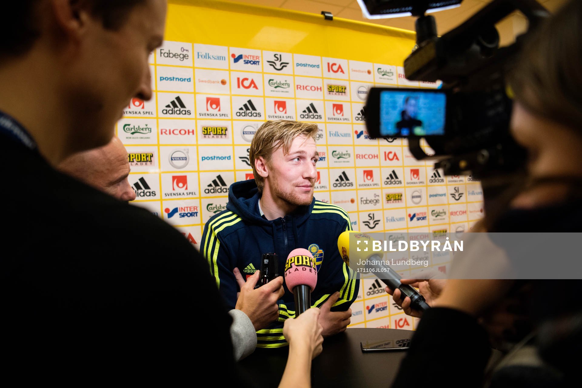 Emil Forsberg deltar i mixed zone