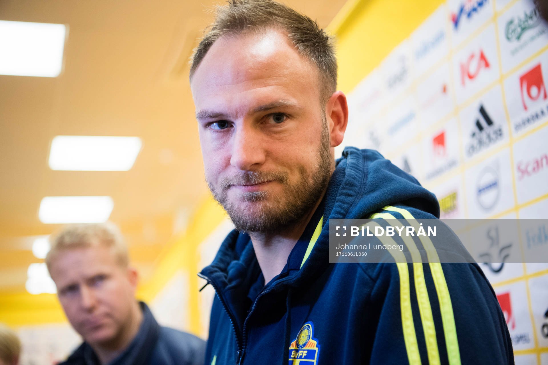 Andreas Granqvist deltar i mixed zone