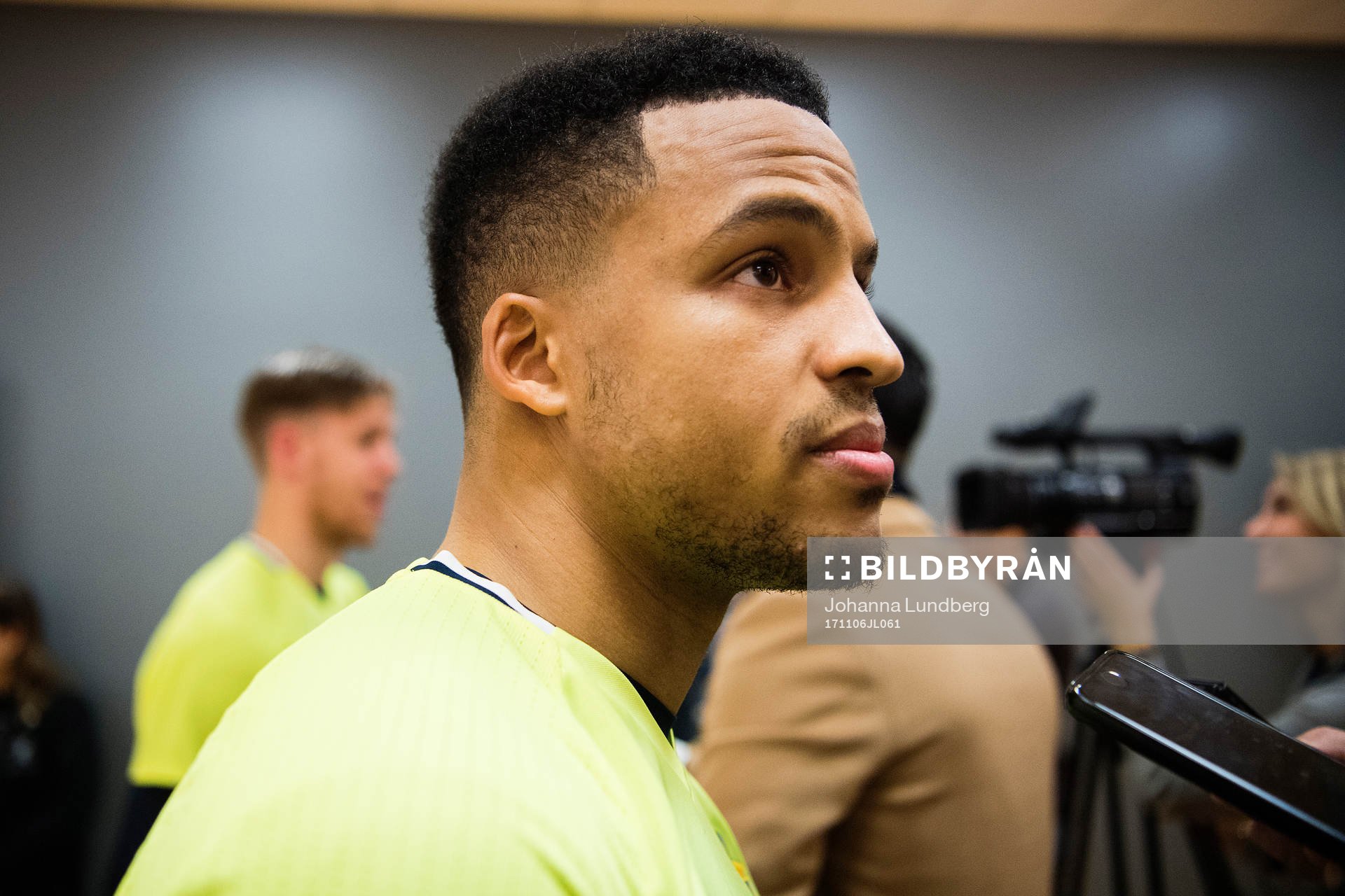 Martin Olsson deltar i mixed zone