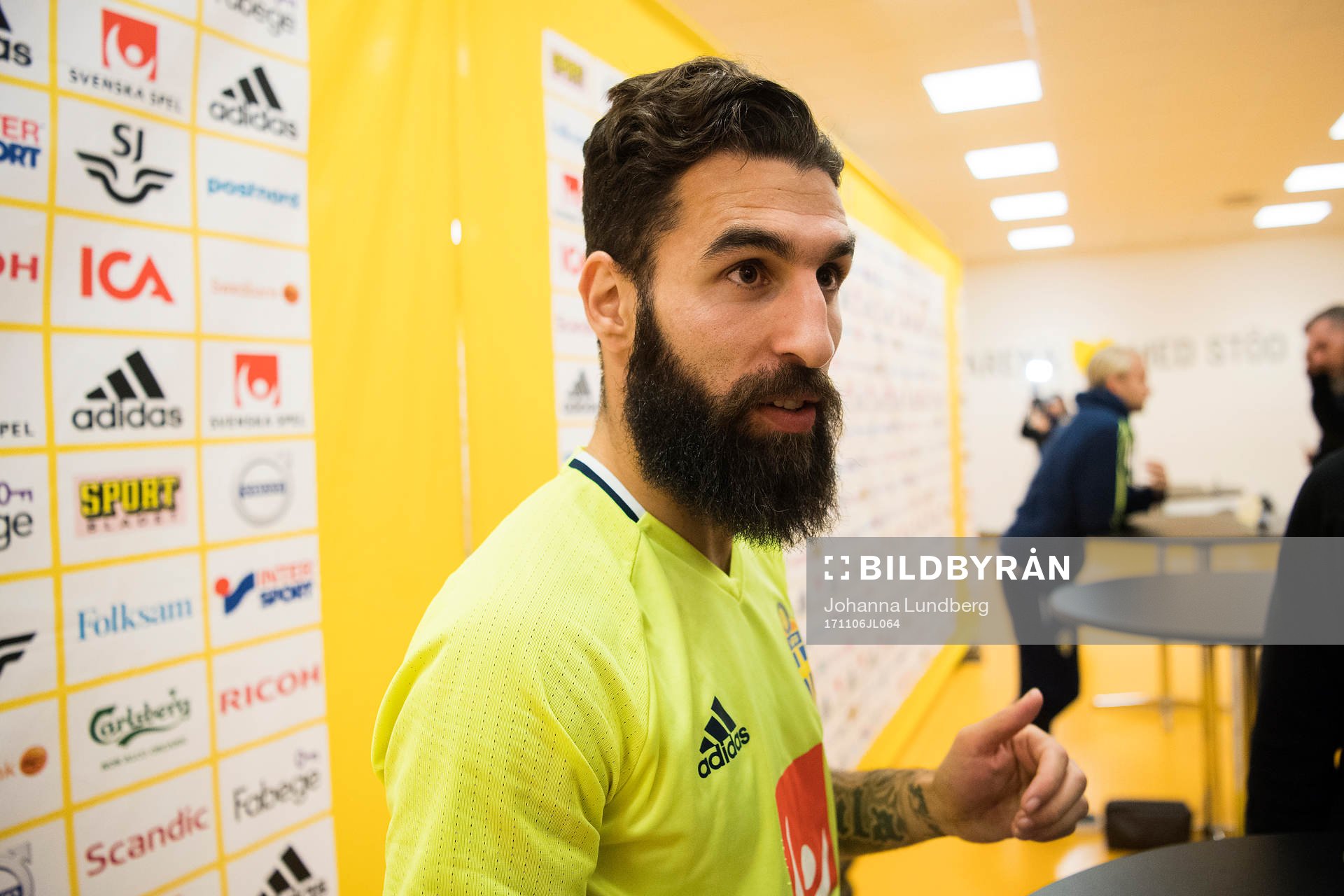 Jimmy Durmaz deltar i mixed zone