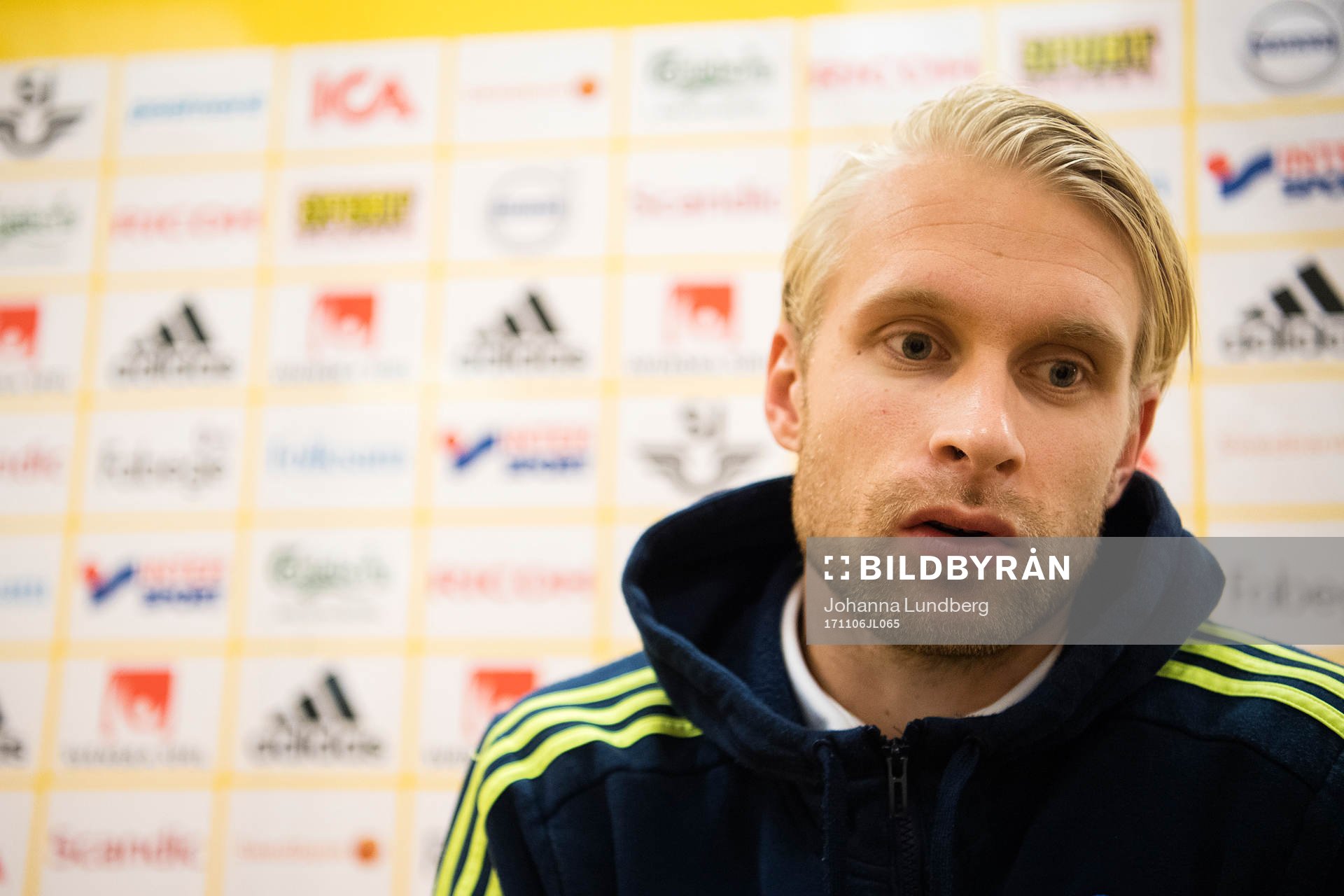Johan Larsson deltar i mixed zone