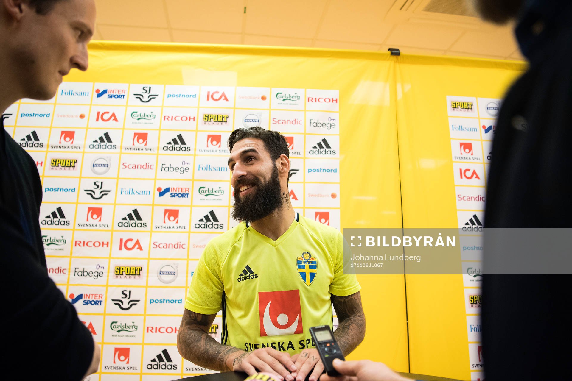 Jimmy Durmaz deltar i mixed zone
