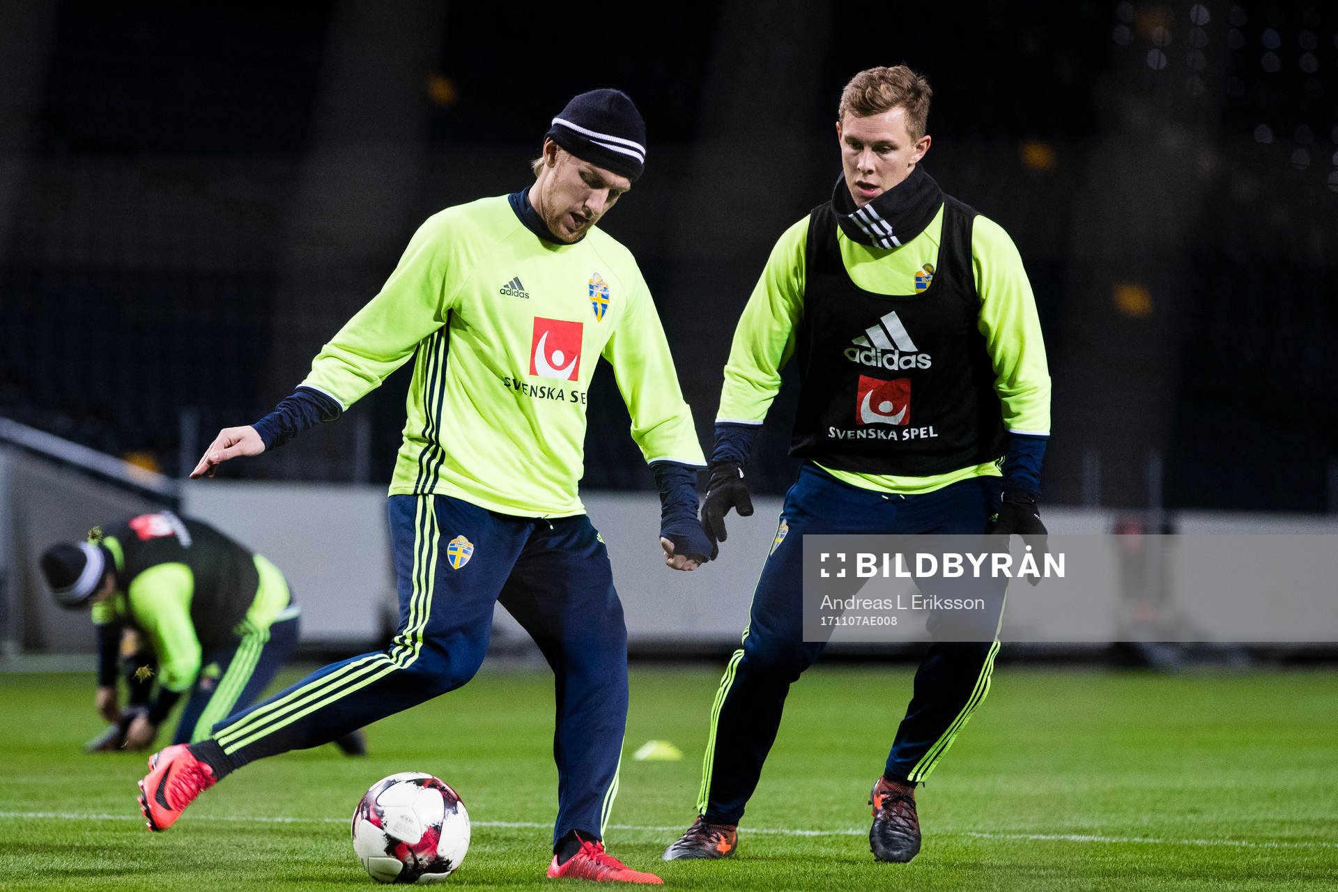 Sveriges Emil Forsberg i kamp om bollen med Emil Krafth