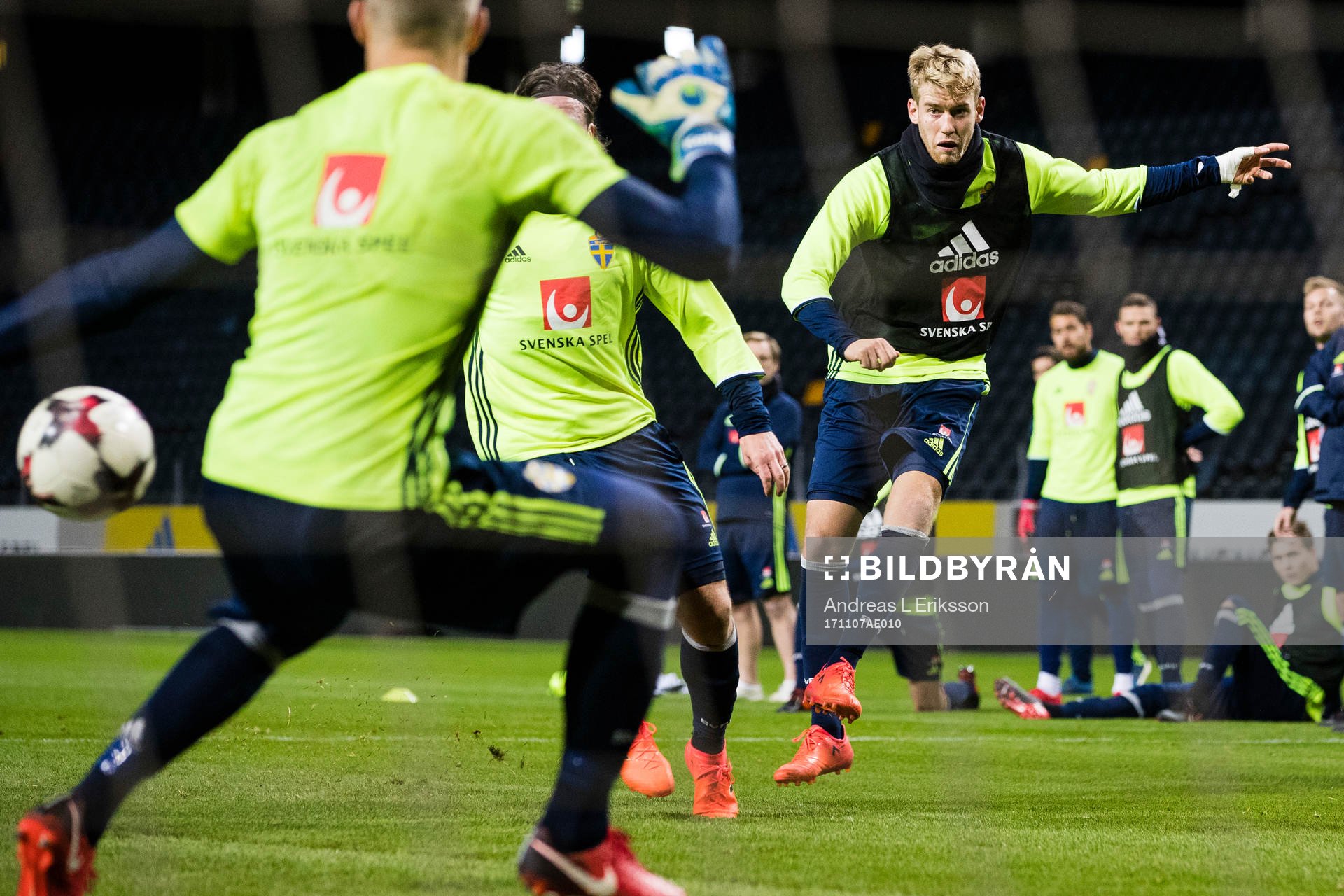 Sveriges Filip Helander med ett skott
