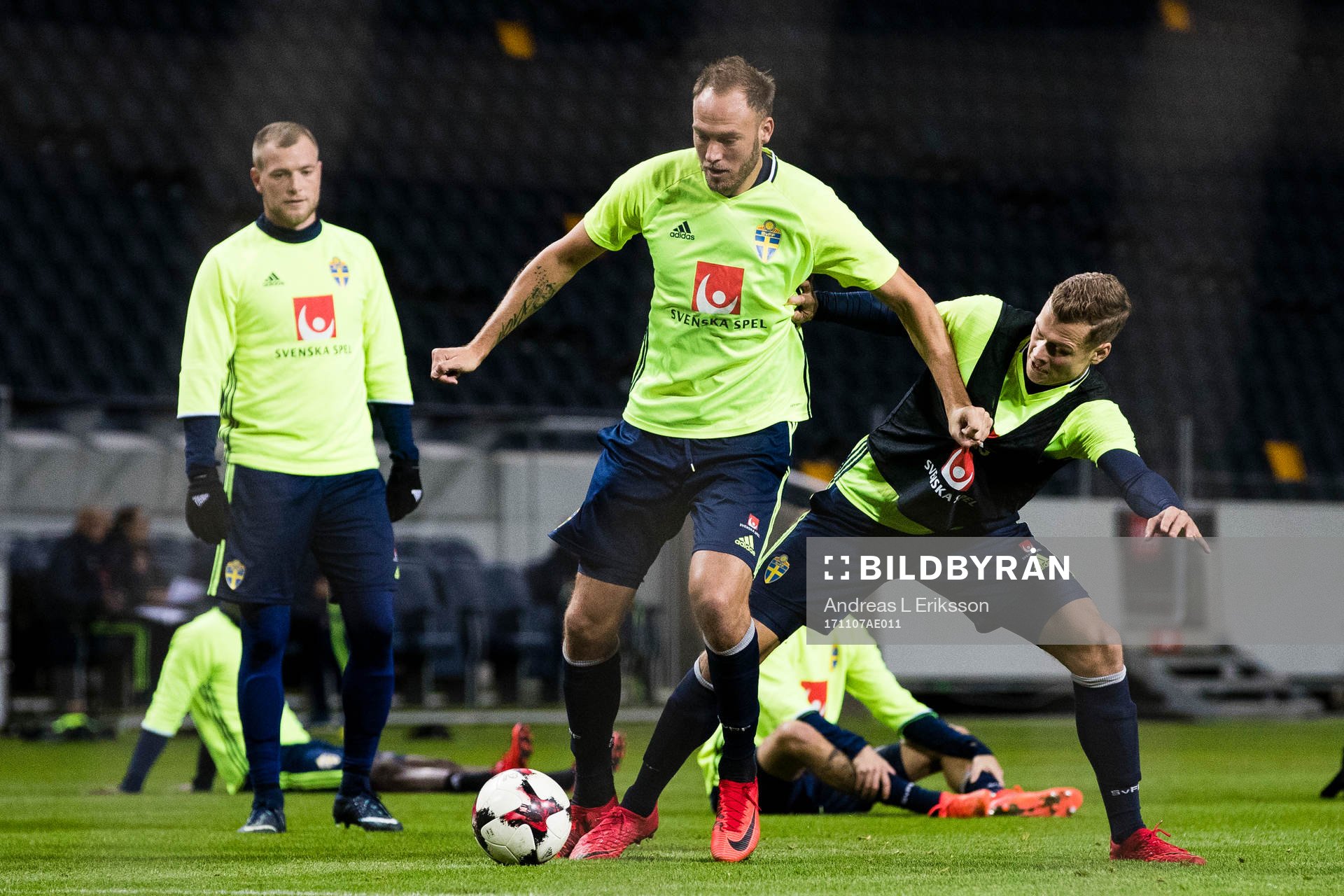 Sveriges Andreas Granqvist i kamp om bollen med Viktor