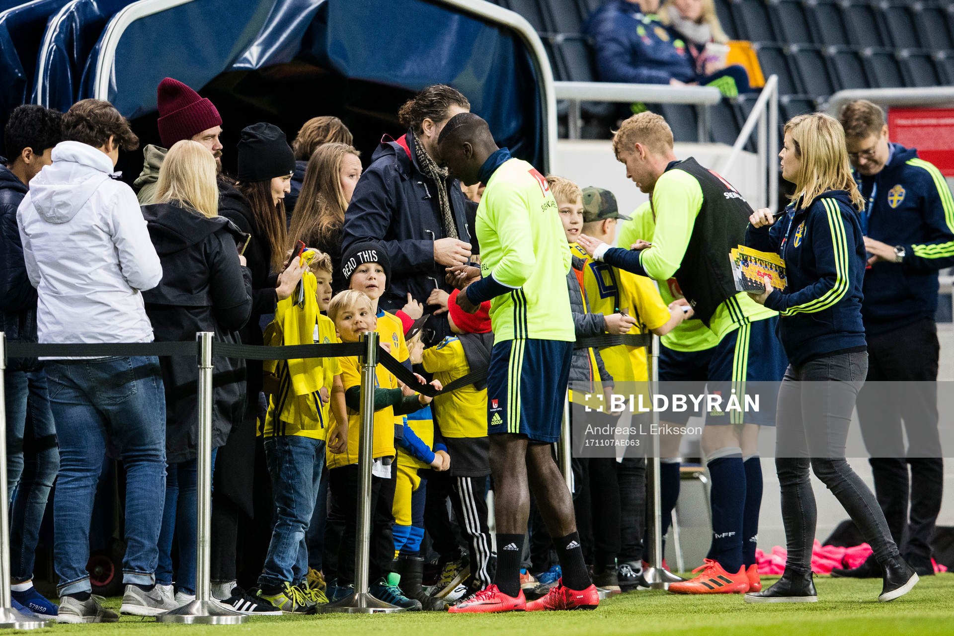 Sveriges Ken Sema och Filip Helander skriver autografer