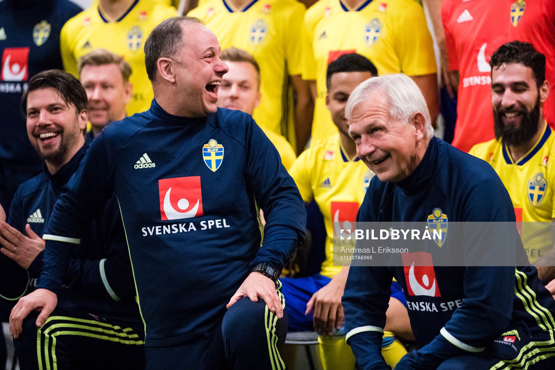 Sveriges presschef Niklas Bodell och landslagschef Lars Richt gör sig redo för svenska fotbollslandslagets lagbild den 7 november 2017 i Stockholm. 