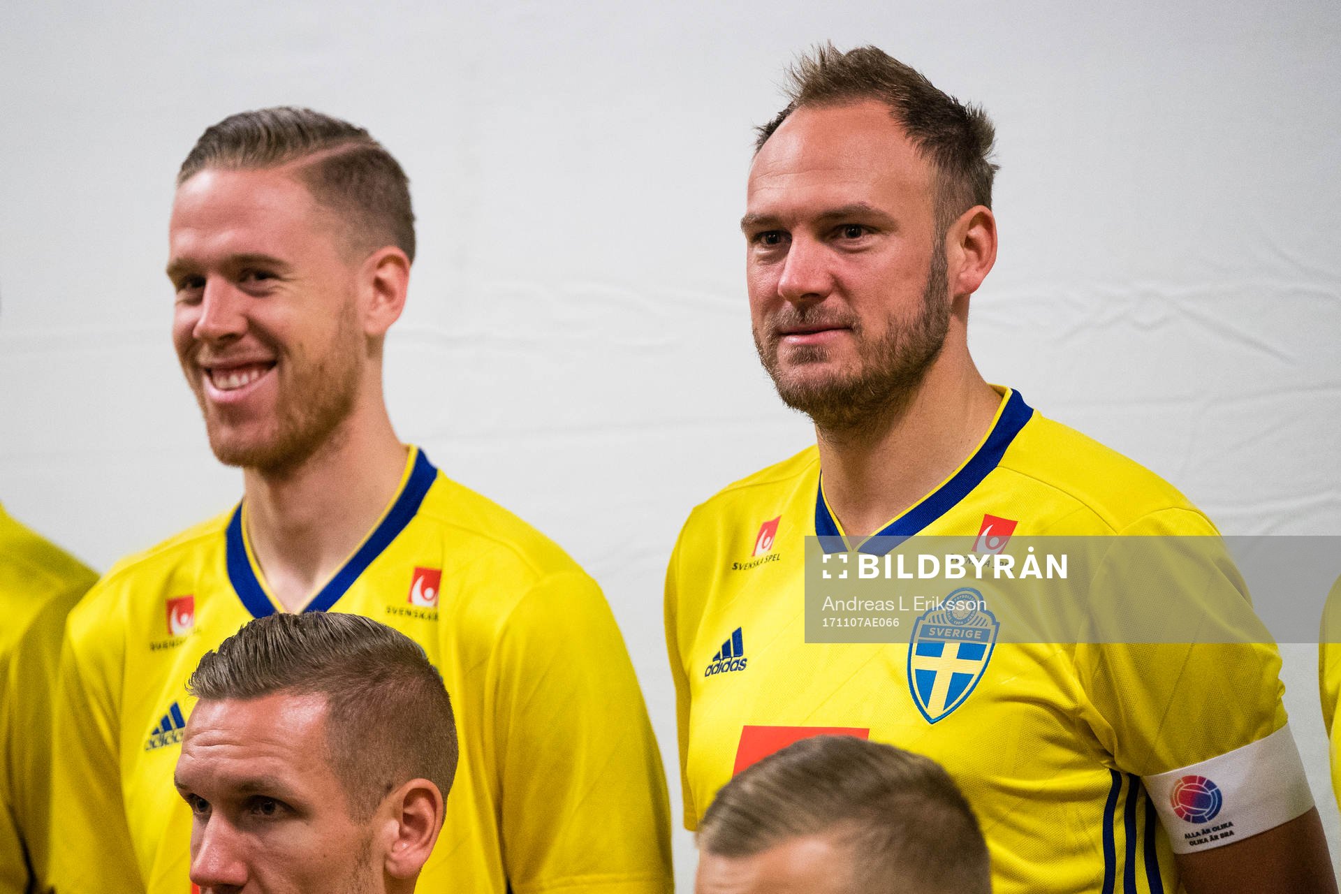 Sveriges Pontus Jansson och Andreas Granqvist gör sig redo för svenska fotbollslandslagets lagbild den 7 november 2017 i Stockholm. 
