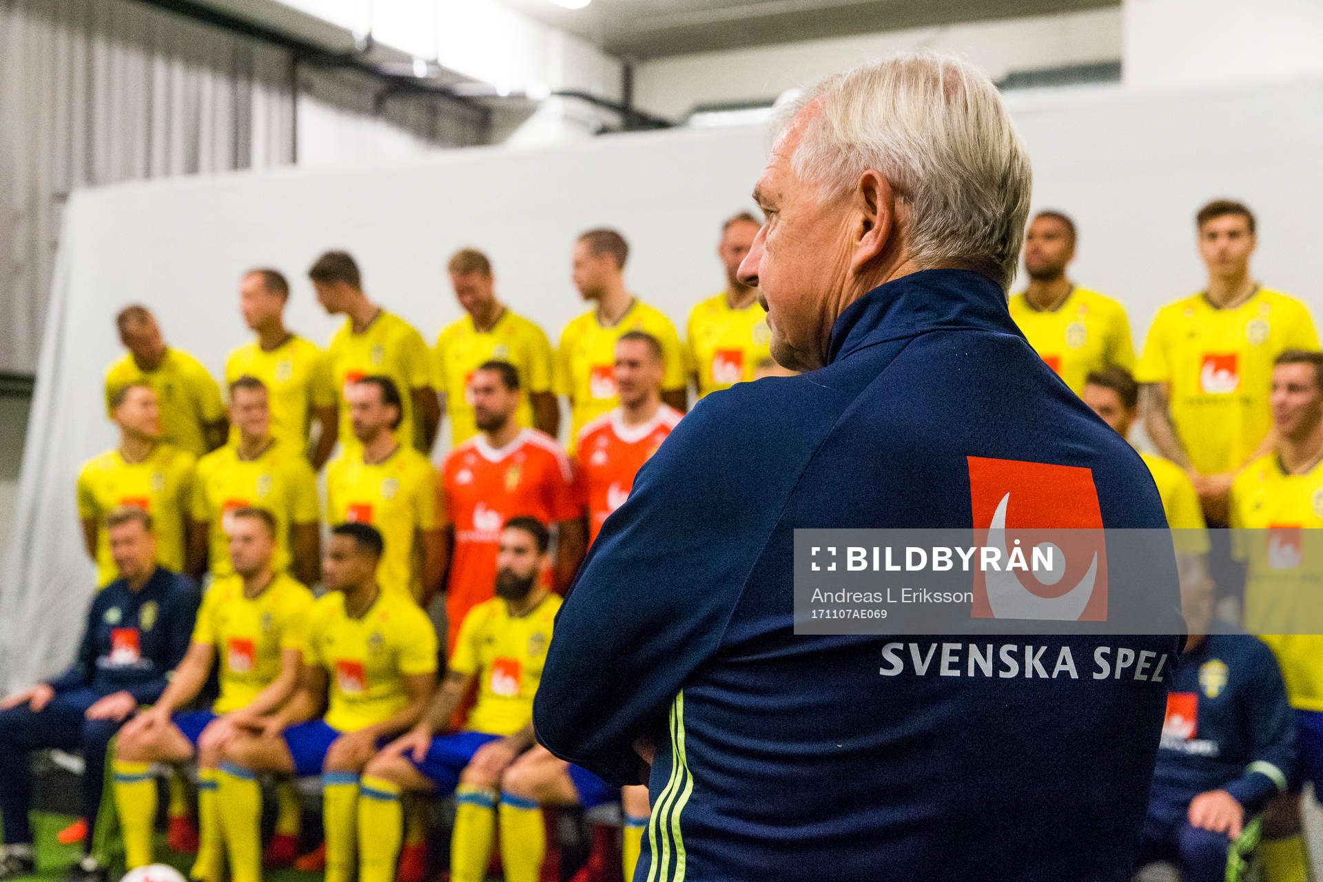 Sveriges landslagschef Lars Richt ser på när spelare och ledare gör sig redo för svenska fotbollslandslagets lagbild den 7 november 2017 i Stockholm.