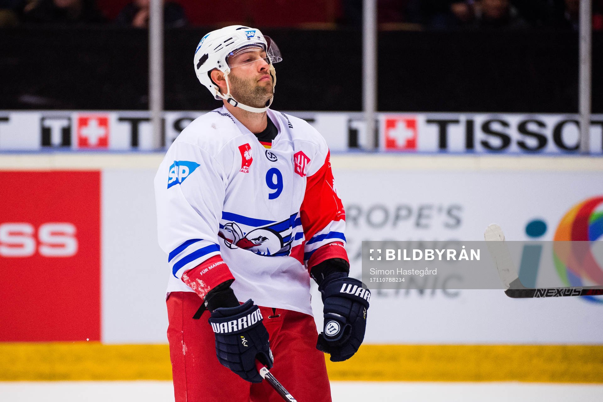 Brent Raedeke of Adler Mannheim looks dejected