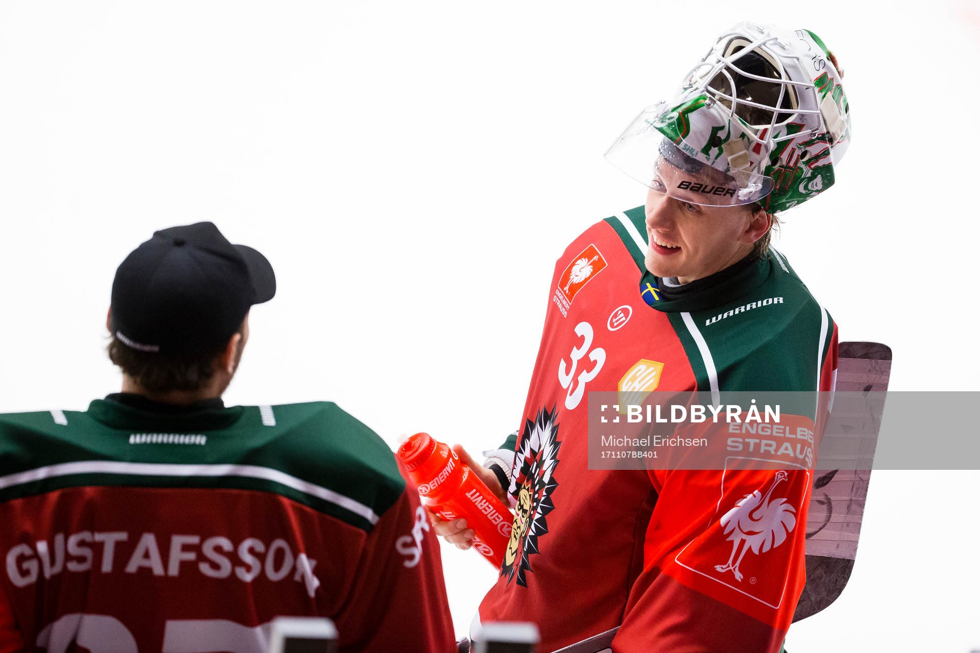 Frölundas målvakt Johan Mattsson pratar med målvakt
