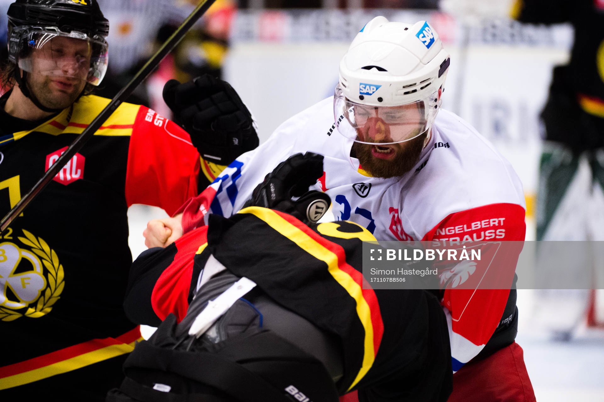 Thomas Larkin of Adler Mannheim fights Lukas Kilström of