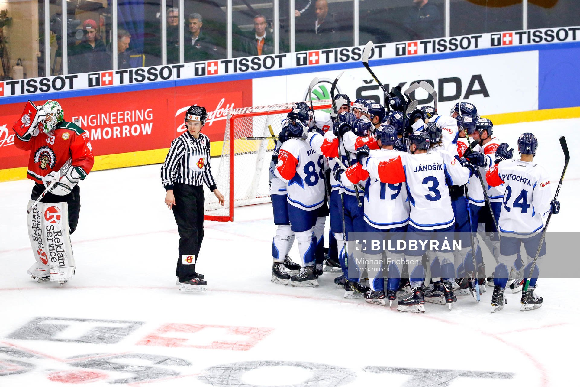 Liberec jublar och Frölundas målvakt Johan Mattsson deppar