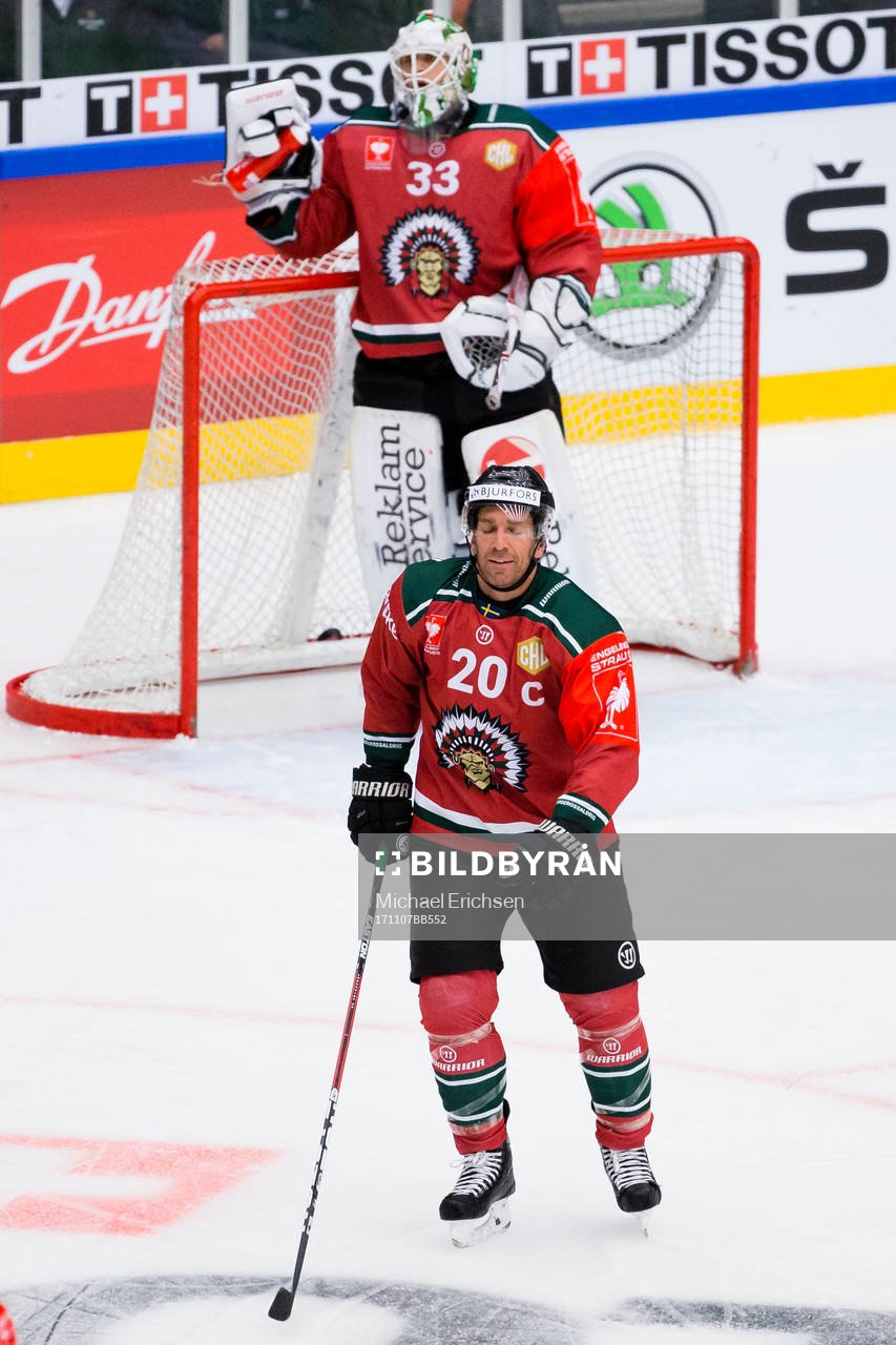 Frölundas Joel Lundqvist och målvakt Johan Mattsson deppar