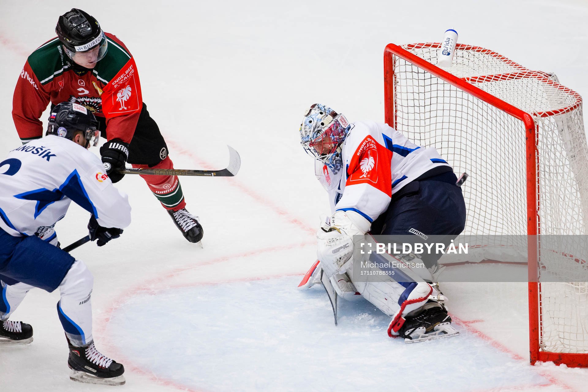 Frölundas Carl Grundström skjuter 3-3 bakom Liberec