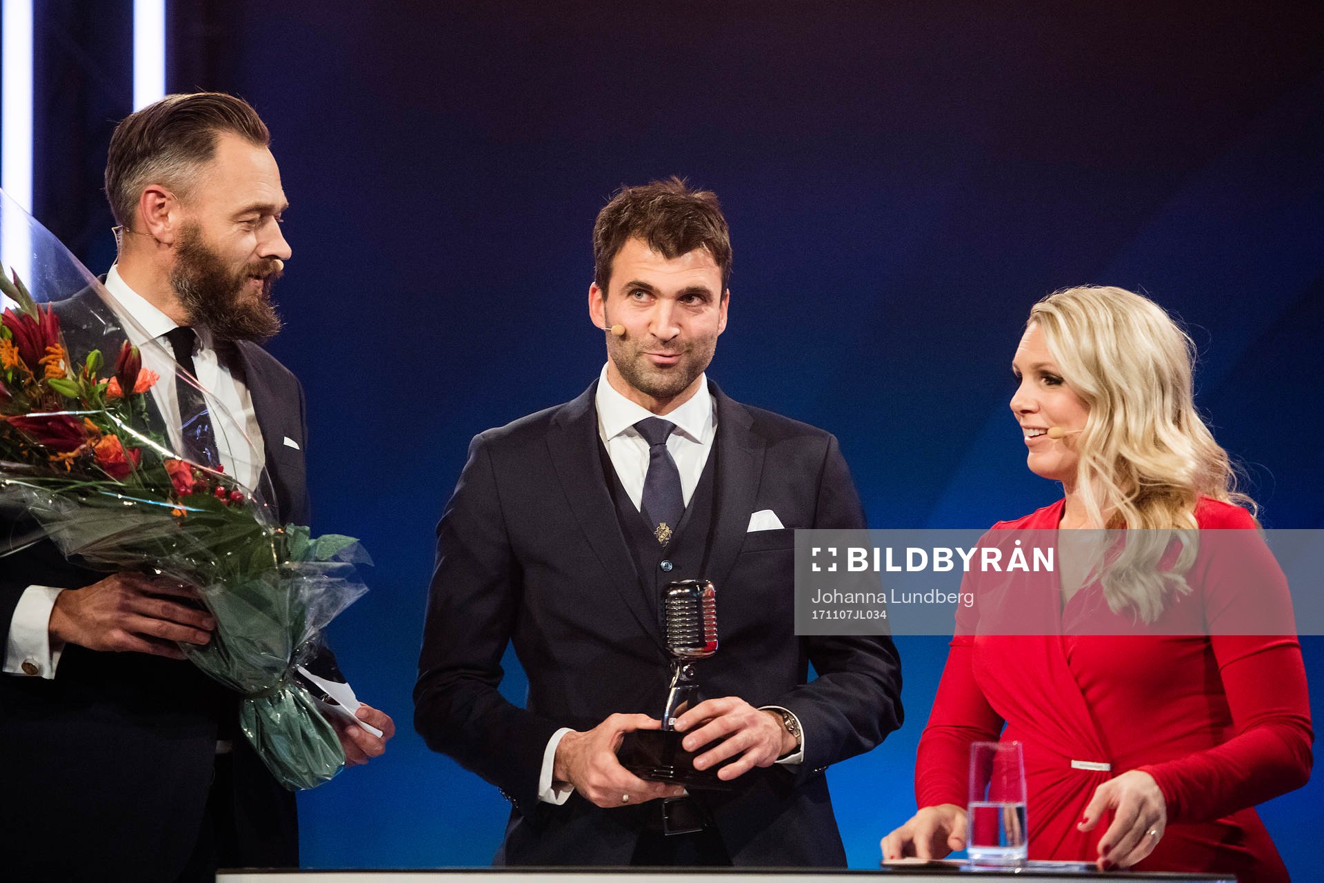 Årets röst Kenny Stamatopoulos, AIK, med prisutdelare