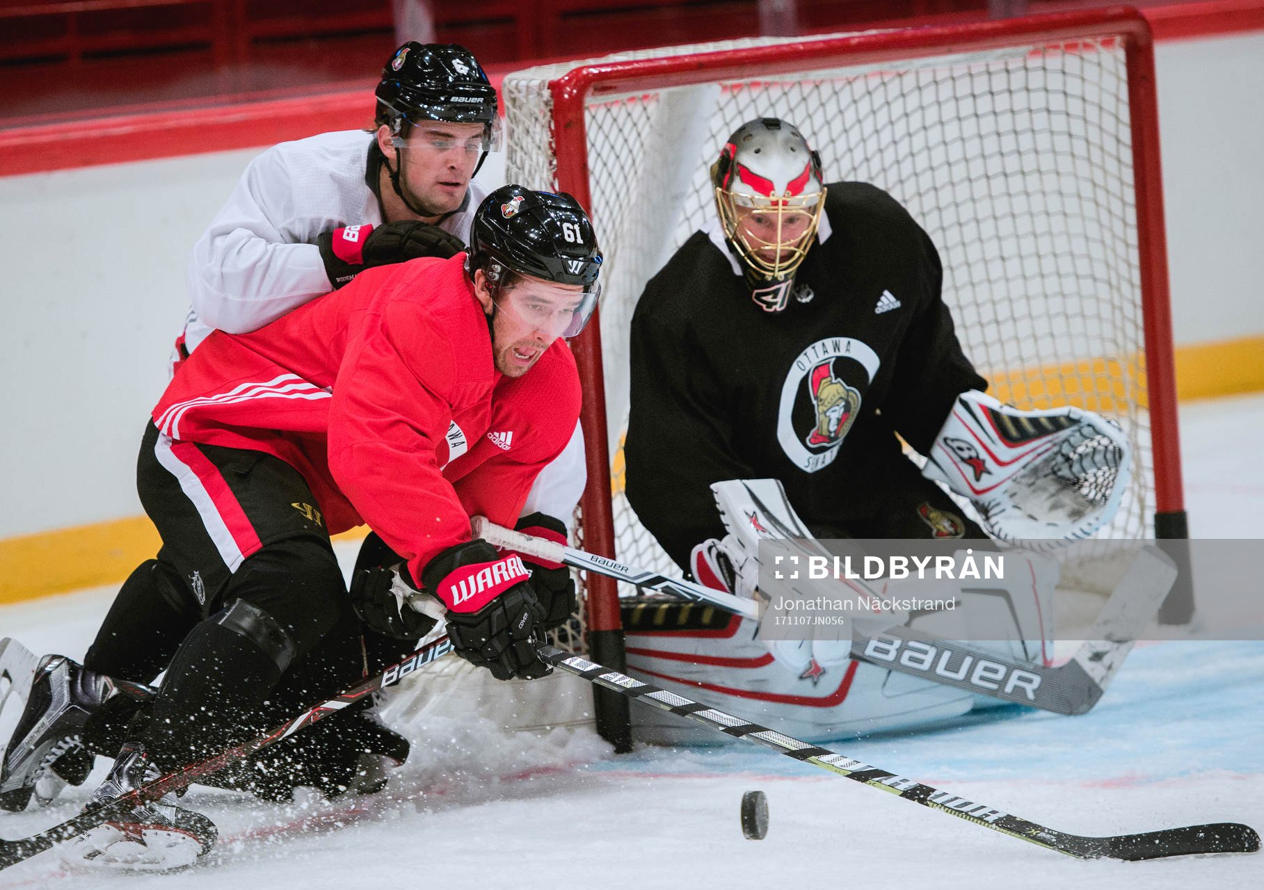 Chris Wideman (vänster) och Mark Stone i kamp framför