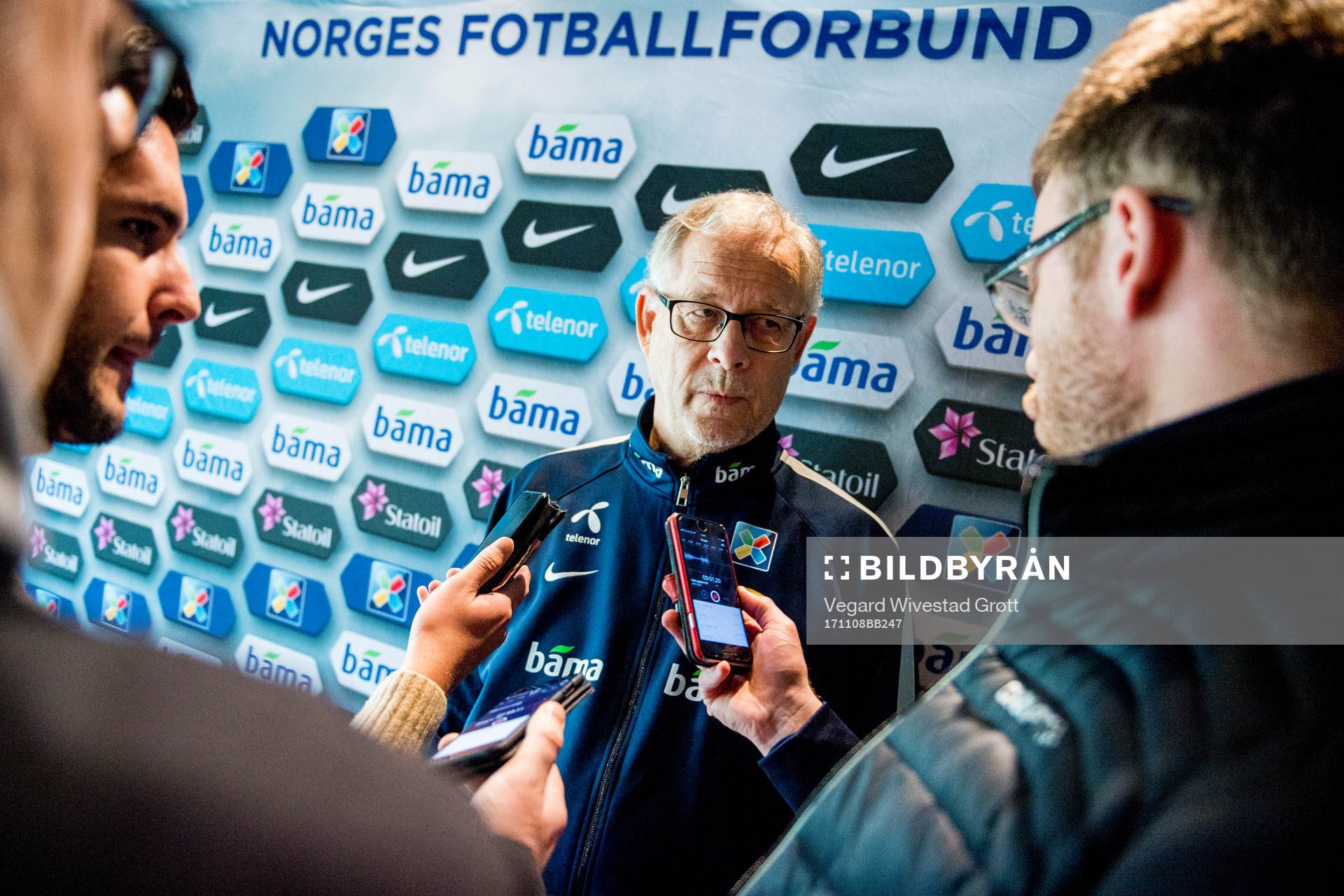 Lars Lagerbäck, head coach of Norway, speaks to