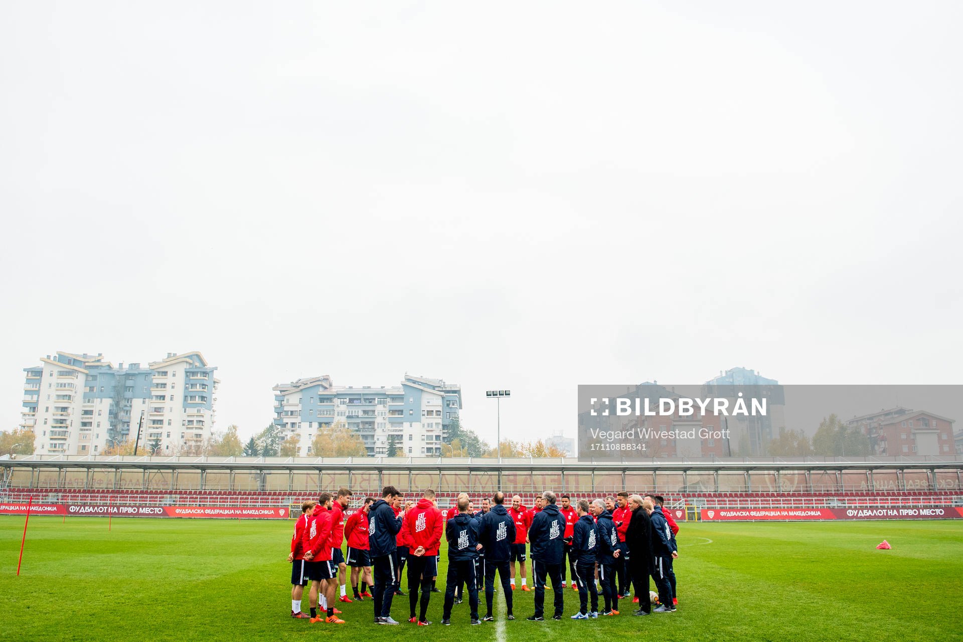 Players and staff of Norway gather in a circle