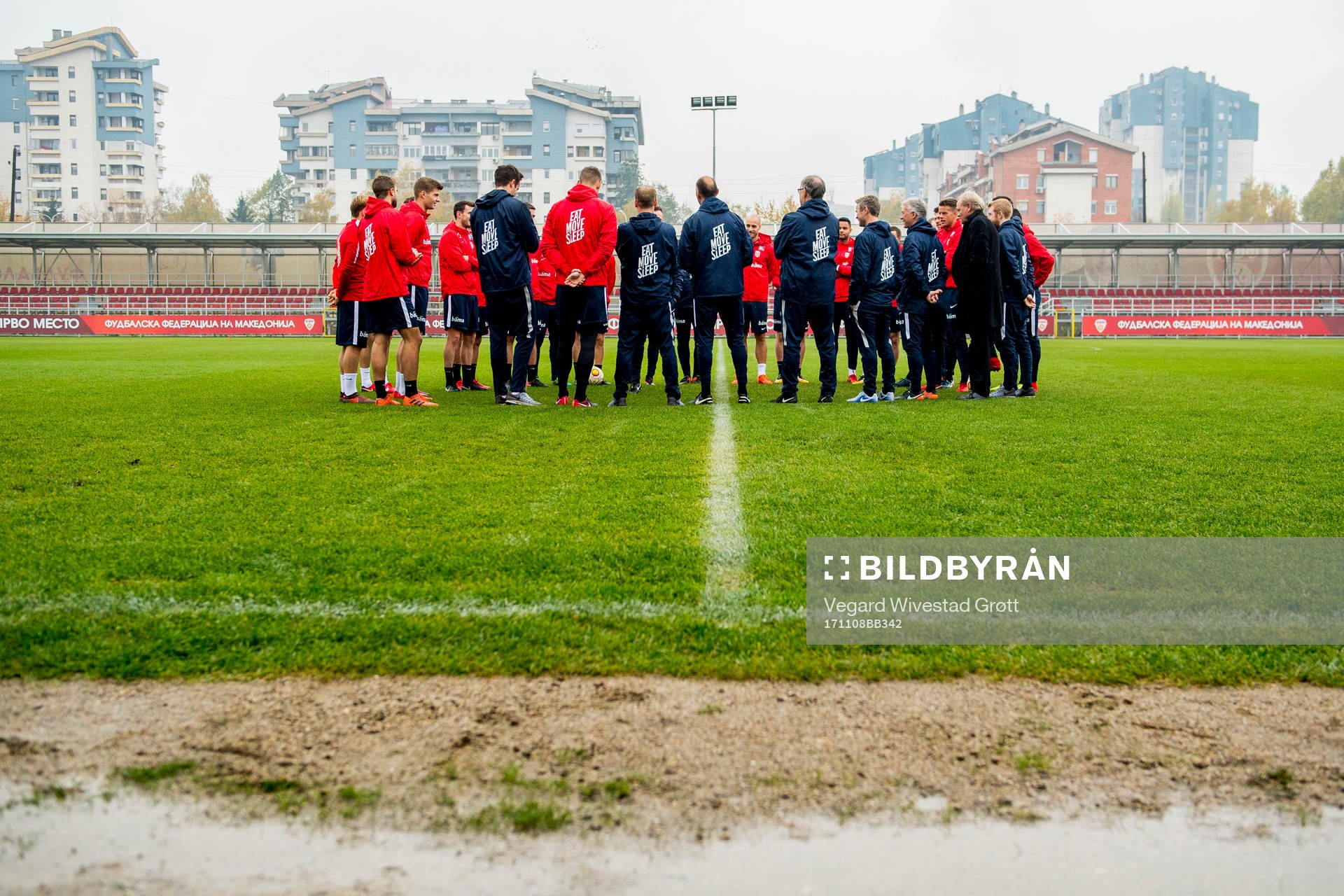 Players and staff of Norway gather in a circle