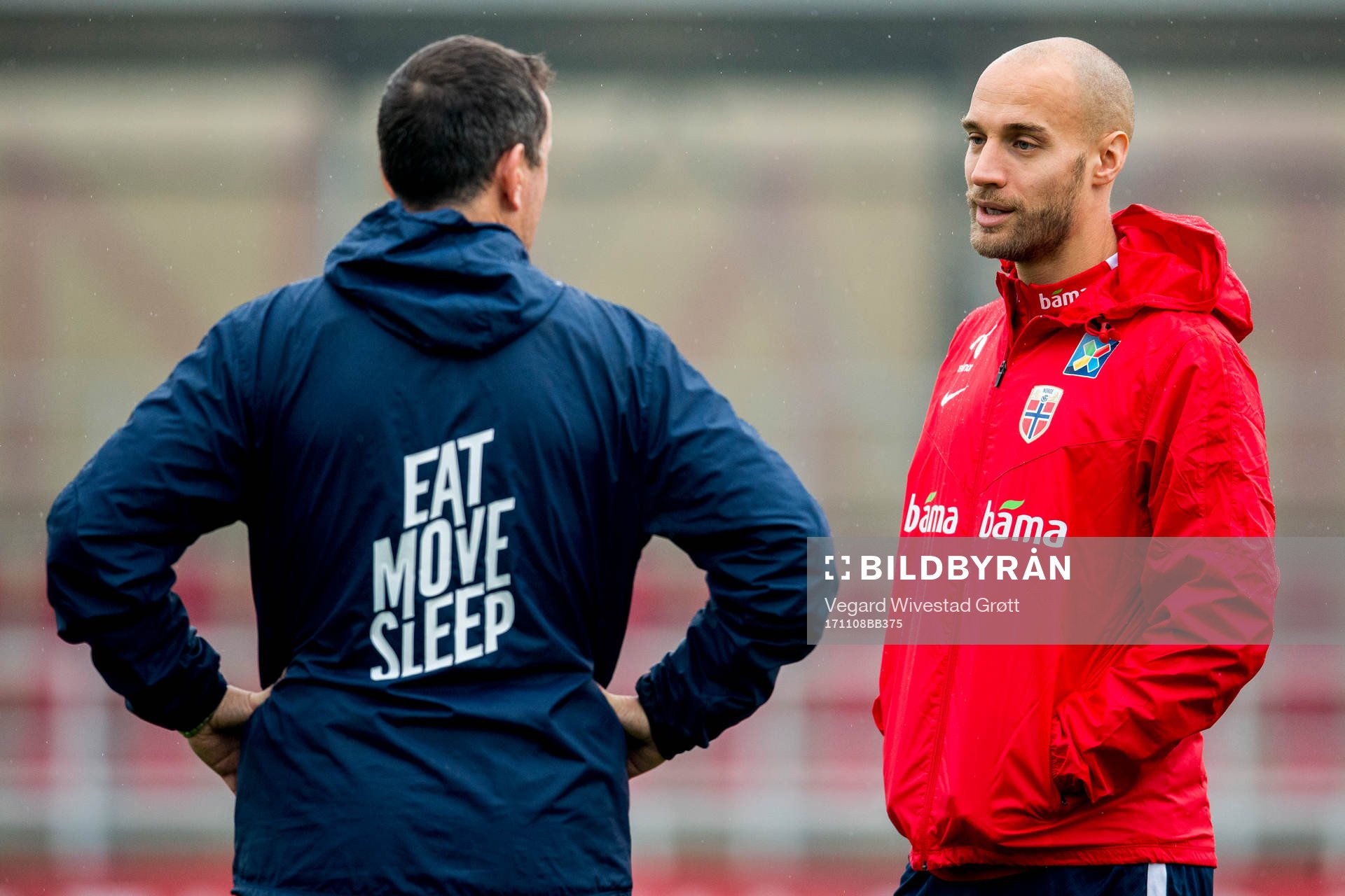 Tore Reginiussen talks to Per Joar Hansen, assistant coach