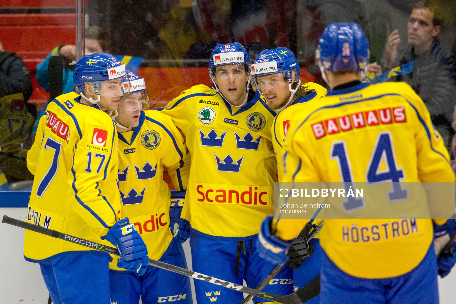 Sveriges Oscar Möller jublar med lagkamrater