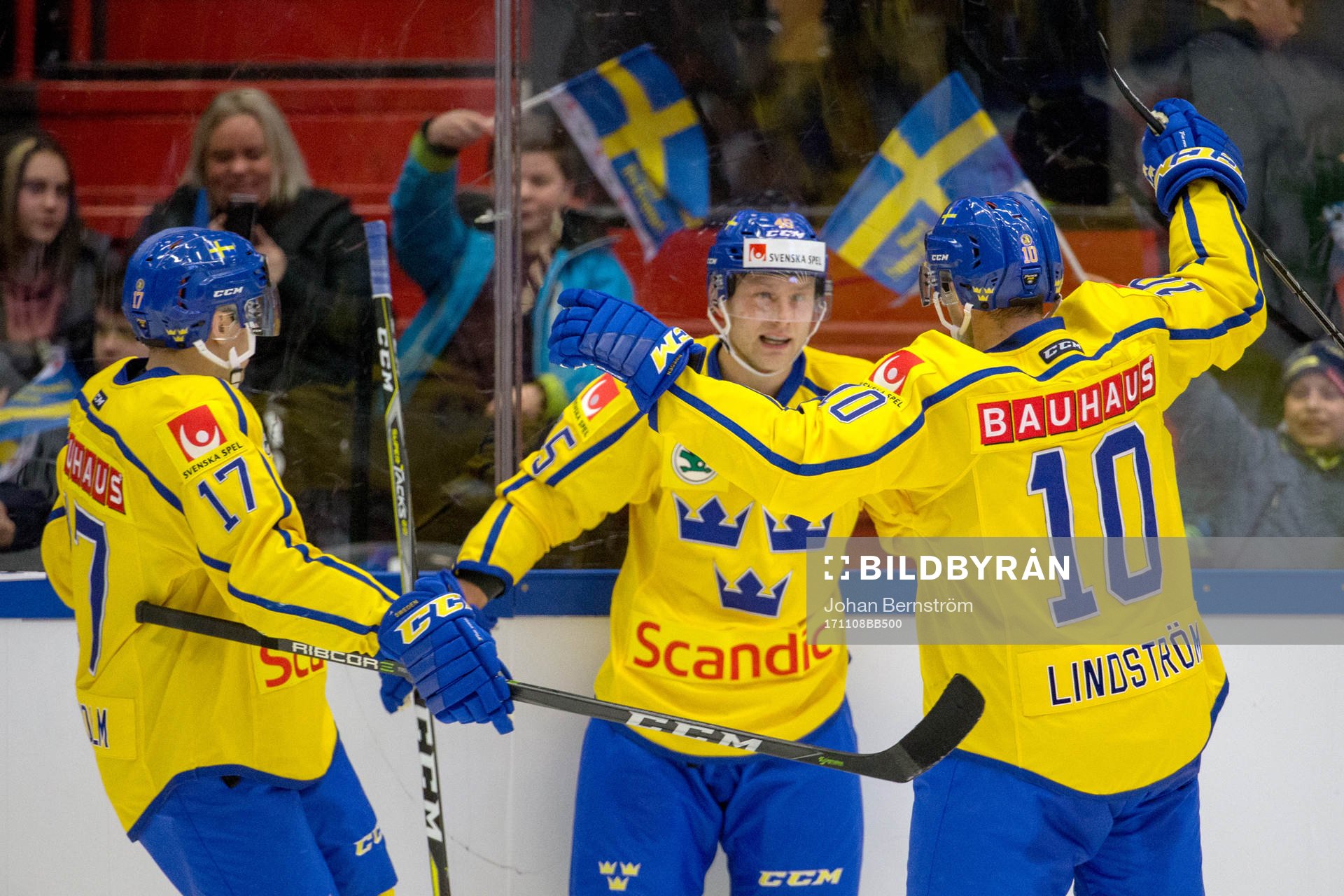 Sveriges Oscar Möller jublar med lagkamrater