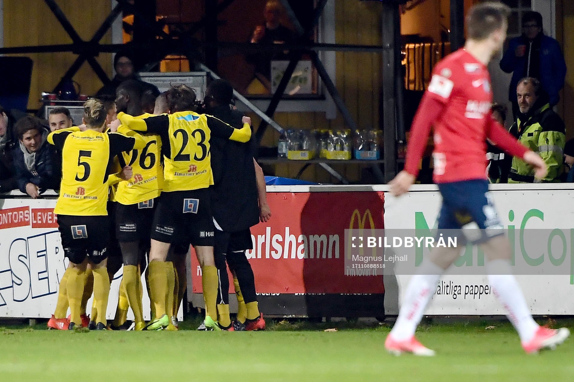 Mjällbys Joel Enarsson jublar med lagkamrater