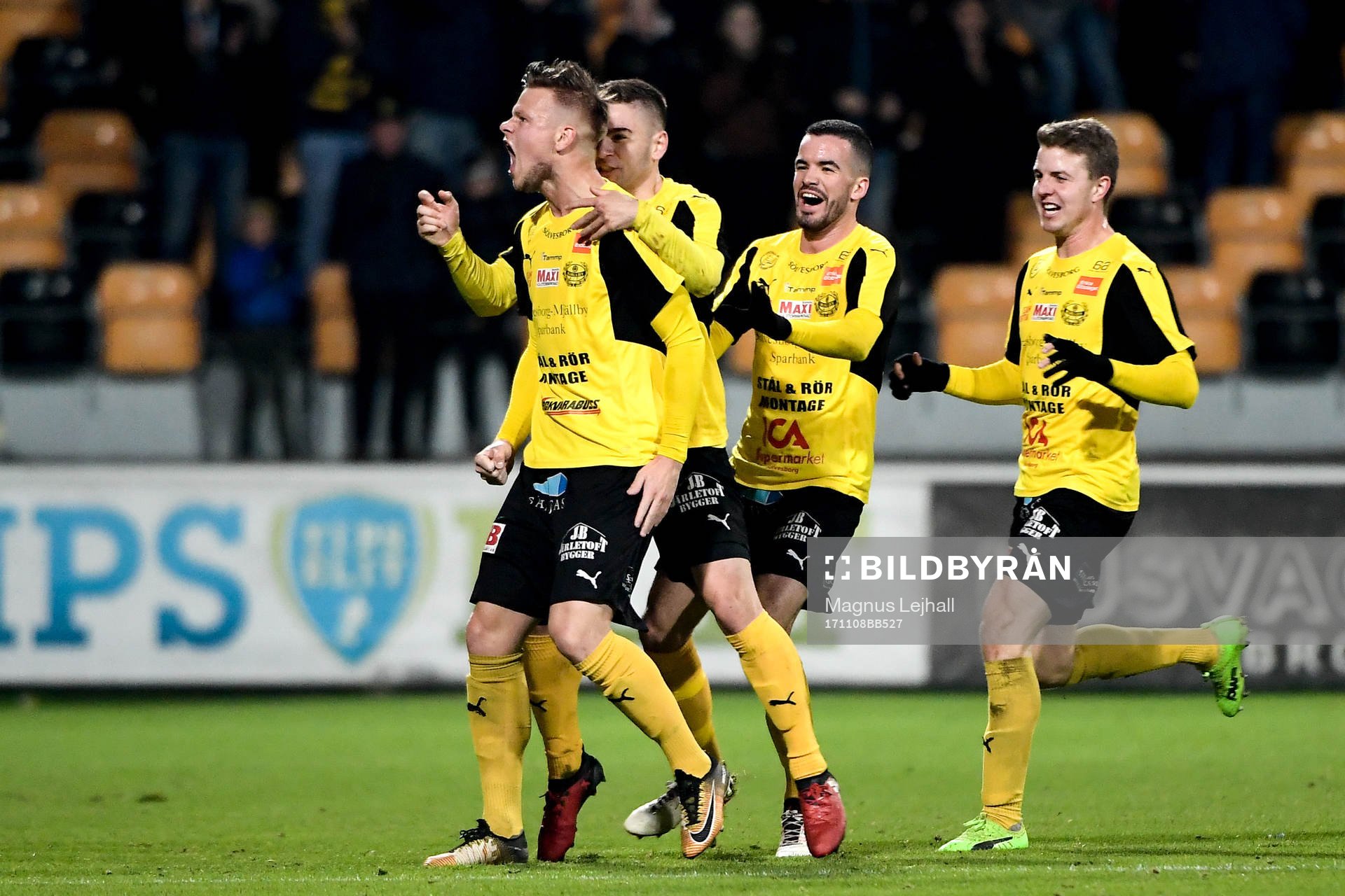 Mjällbys David Löfqvist jublar med lagkamrater